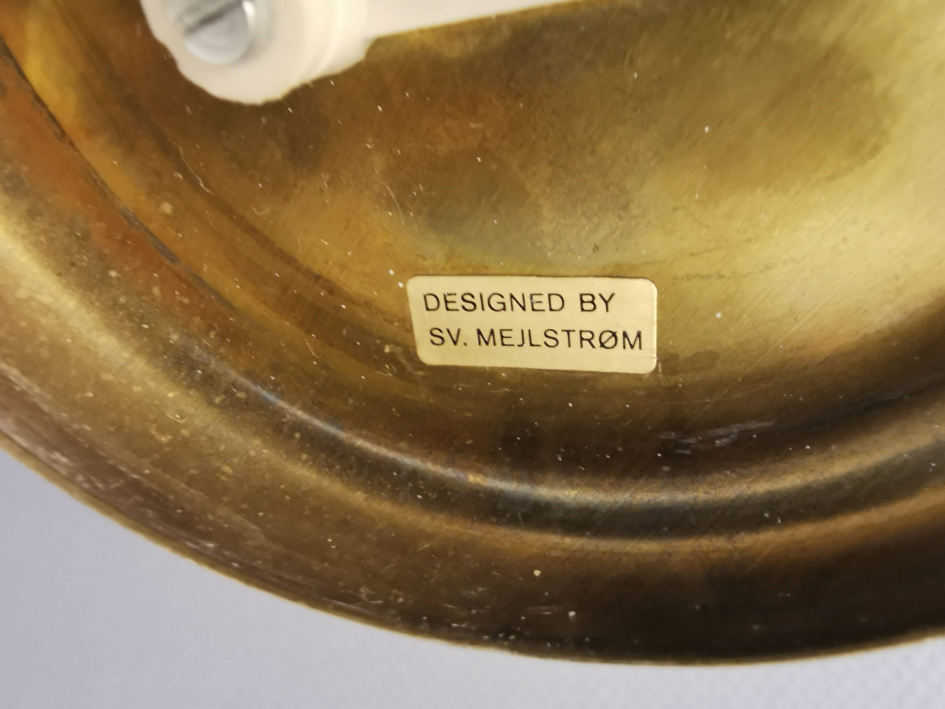 Applique en laiton avec abat-jour original en verre blanc laiteux, conçue par Svend Mejlstrøm Danemark années 1960