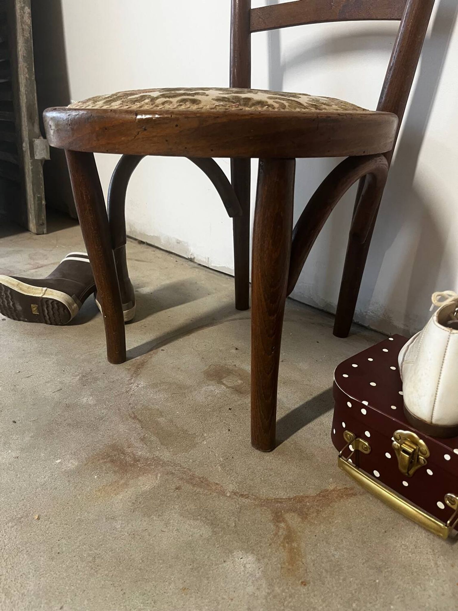 Chaise en bois tourné pour enfant