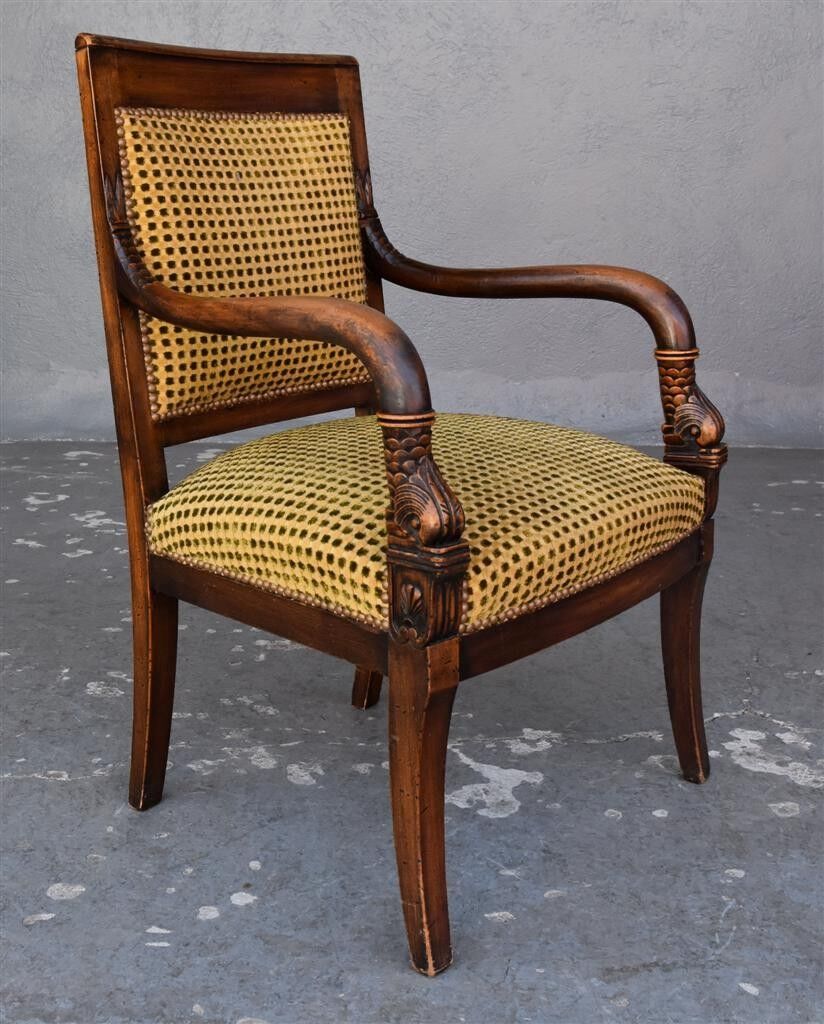 Paire de fauteuils en noyer de style restauration