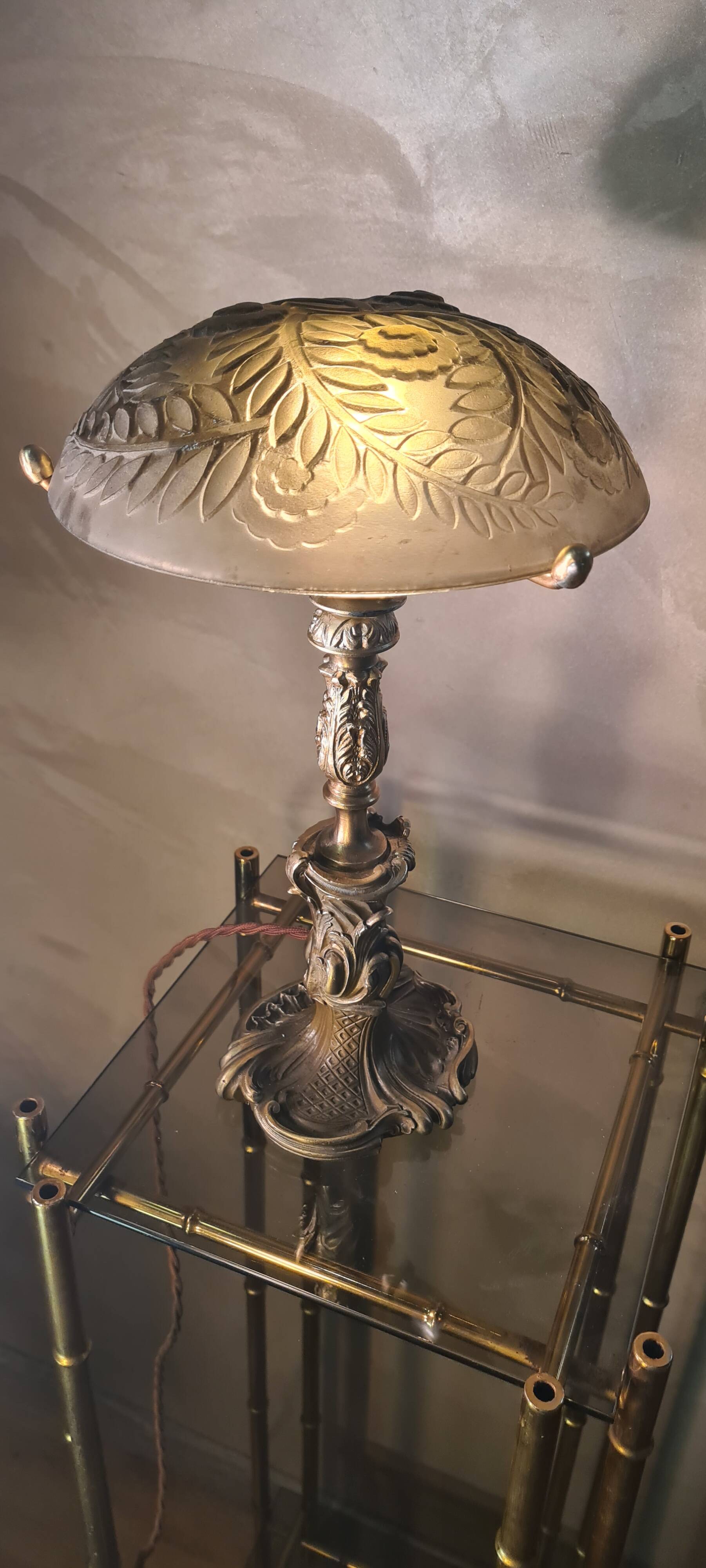 Louis XV bronze lamp rocaille style 34x25, molded glass lampshade signed Stella