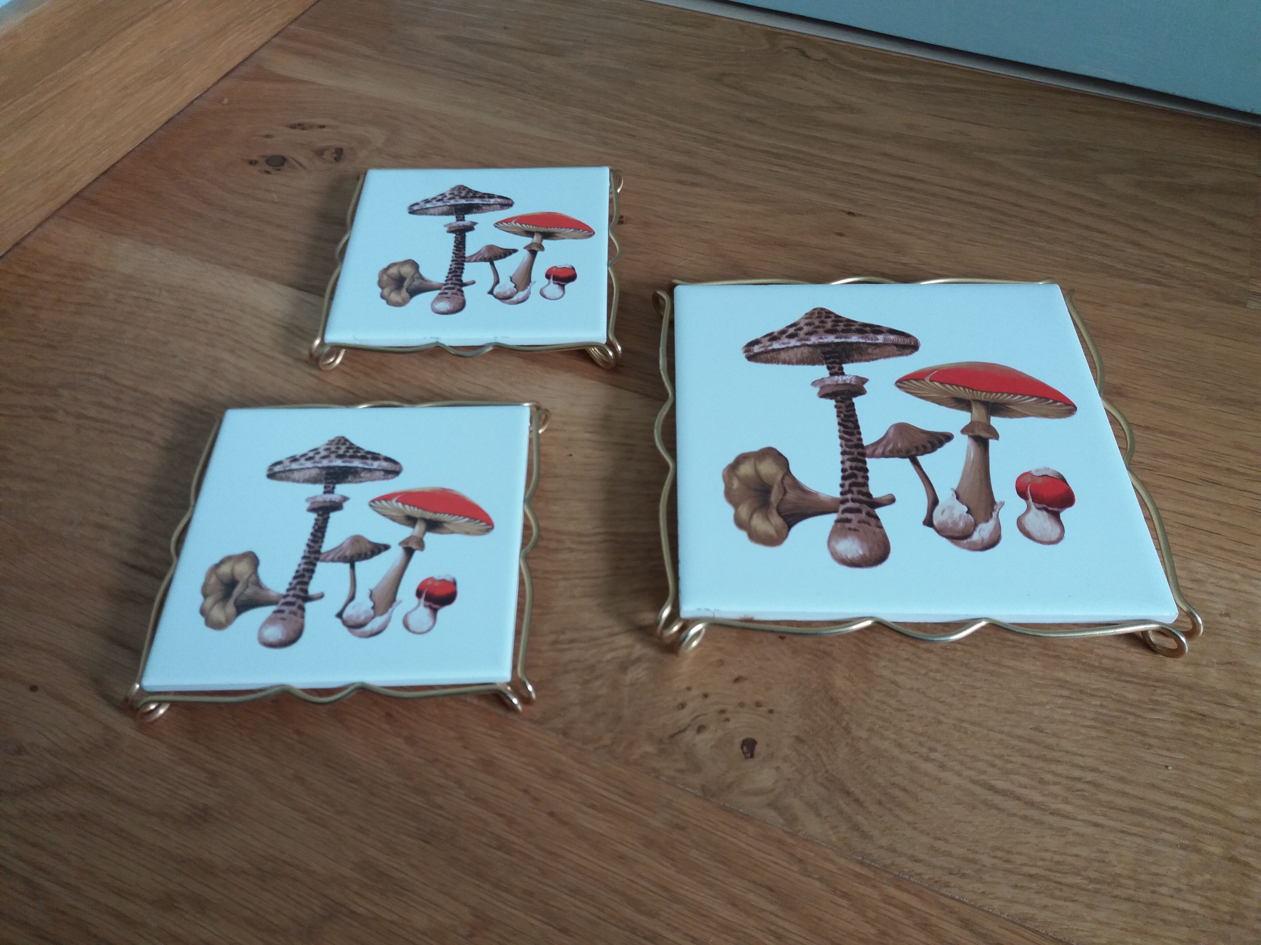 Underside faience of Gien decoration mushrooms