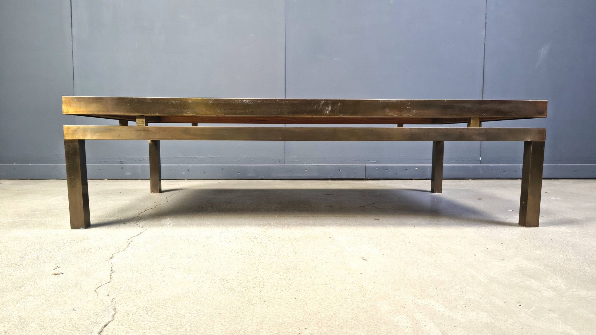 Table basse en laiton gravé vintage signée par Willy Daro, années 1970.