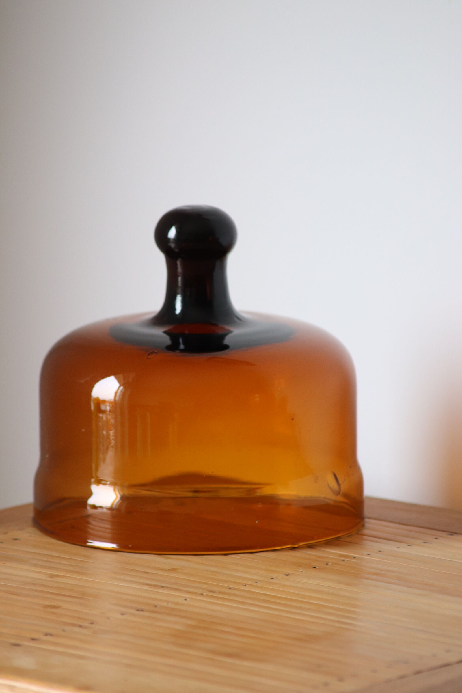 Cloche en verre ambrée vintage