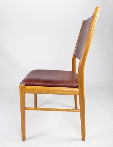Suite of six chairs in oak and leather