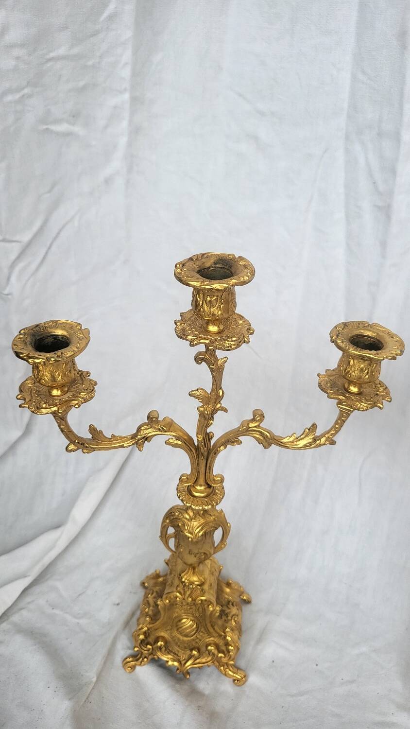 Paire de candélabres anciens en régule doré – style Louis XV – 41 cm