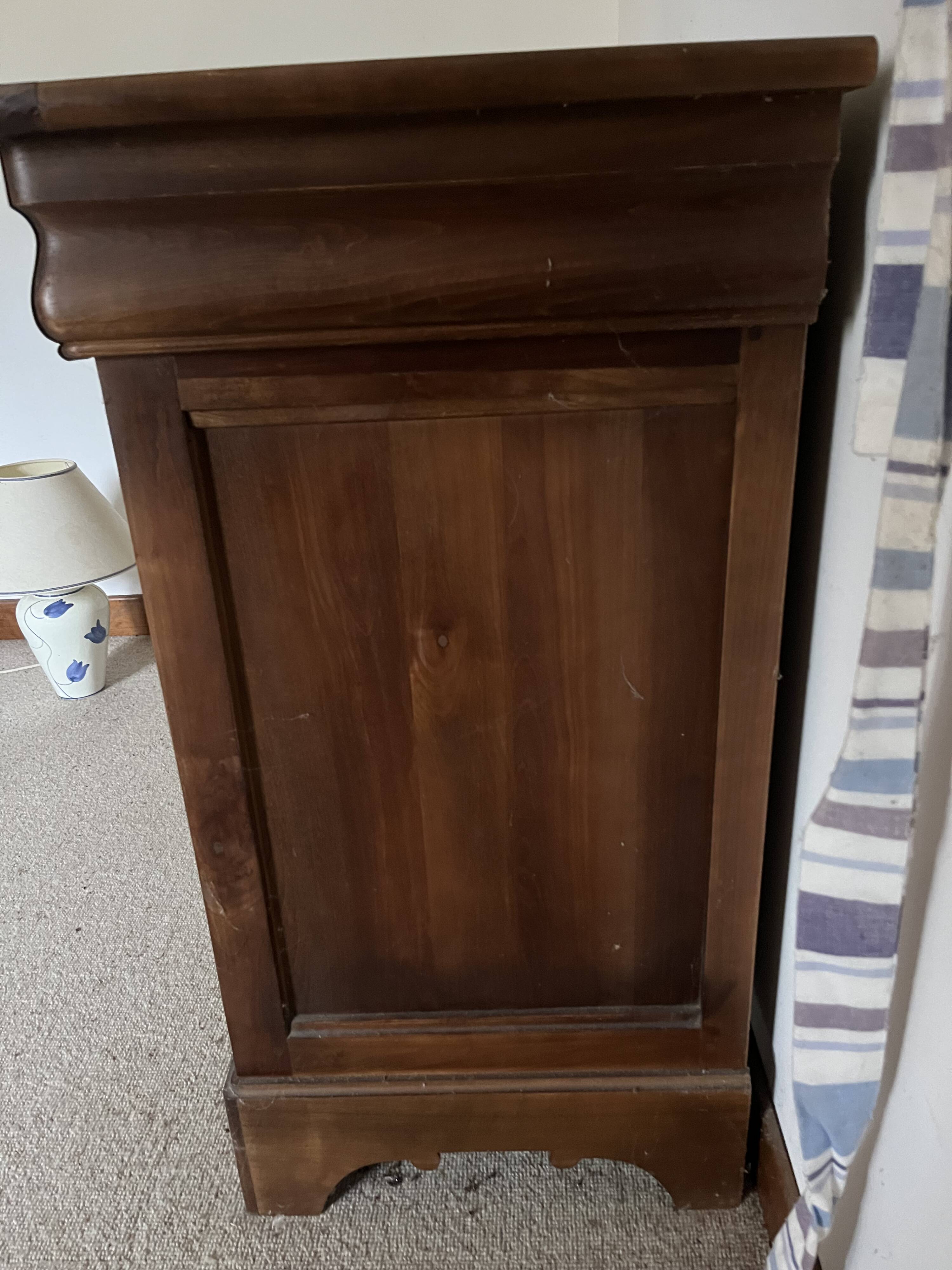 Antique Commode Style