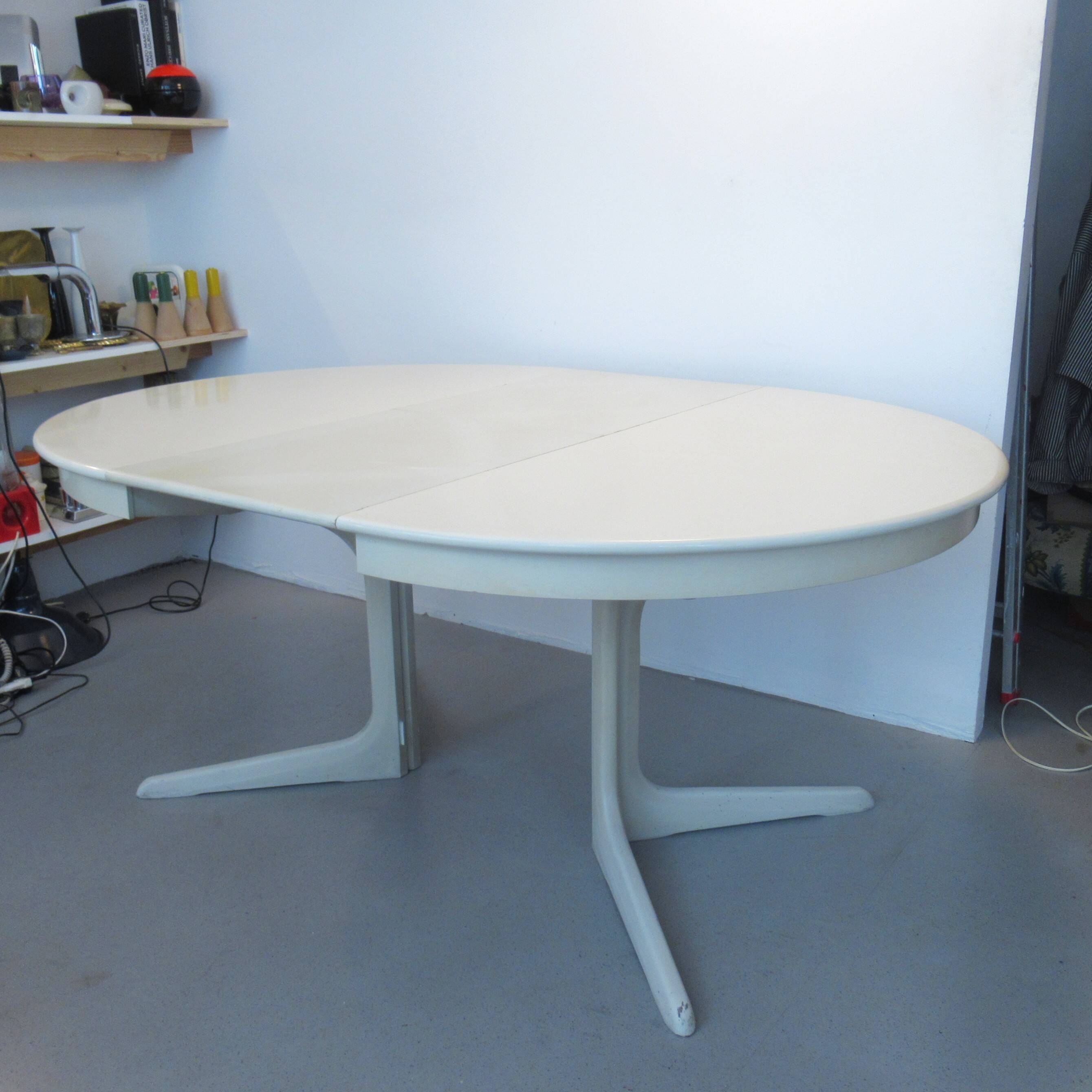 Extendable Danish dining room round table from the 1960s.