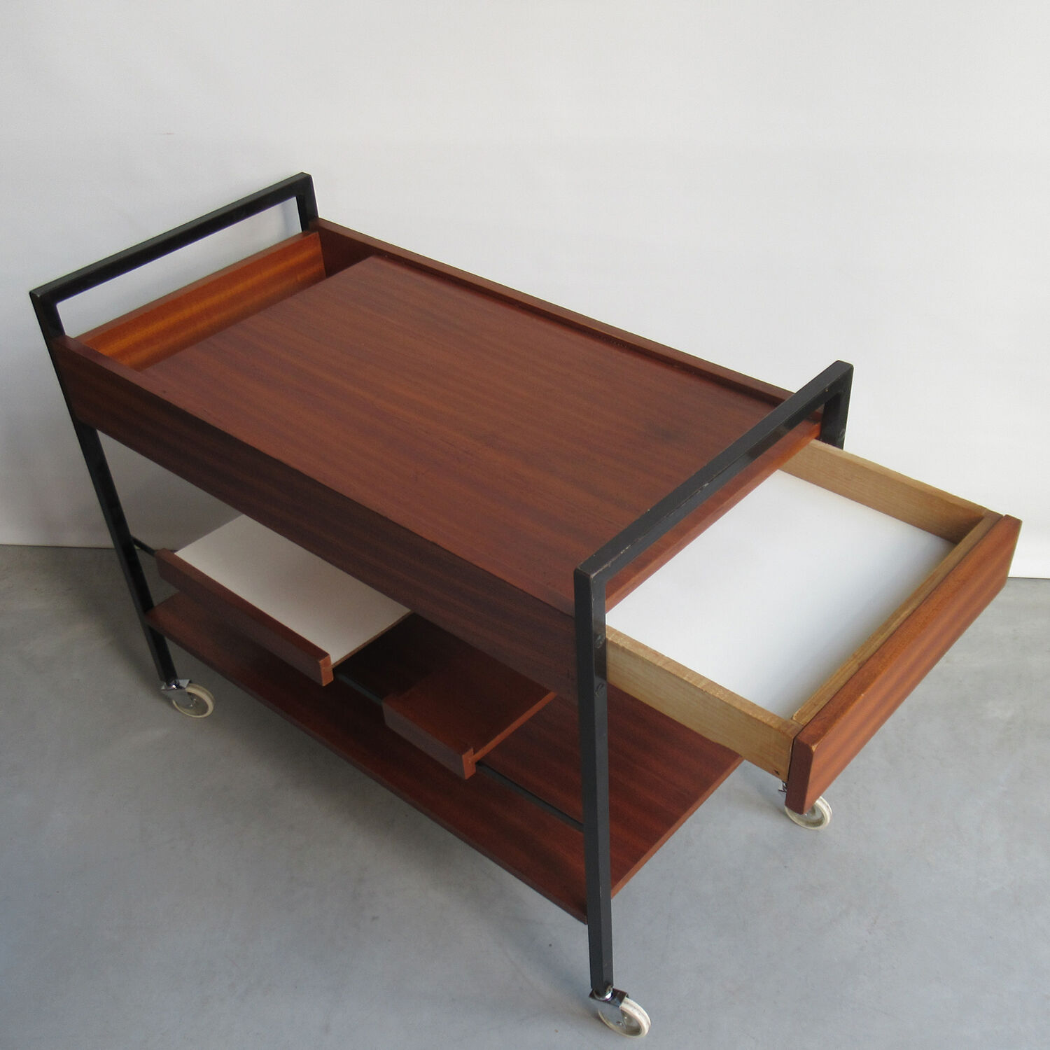 Service model 'paris' Pierre Guariche for Meurop