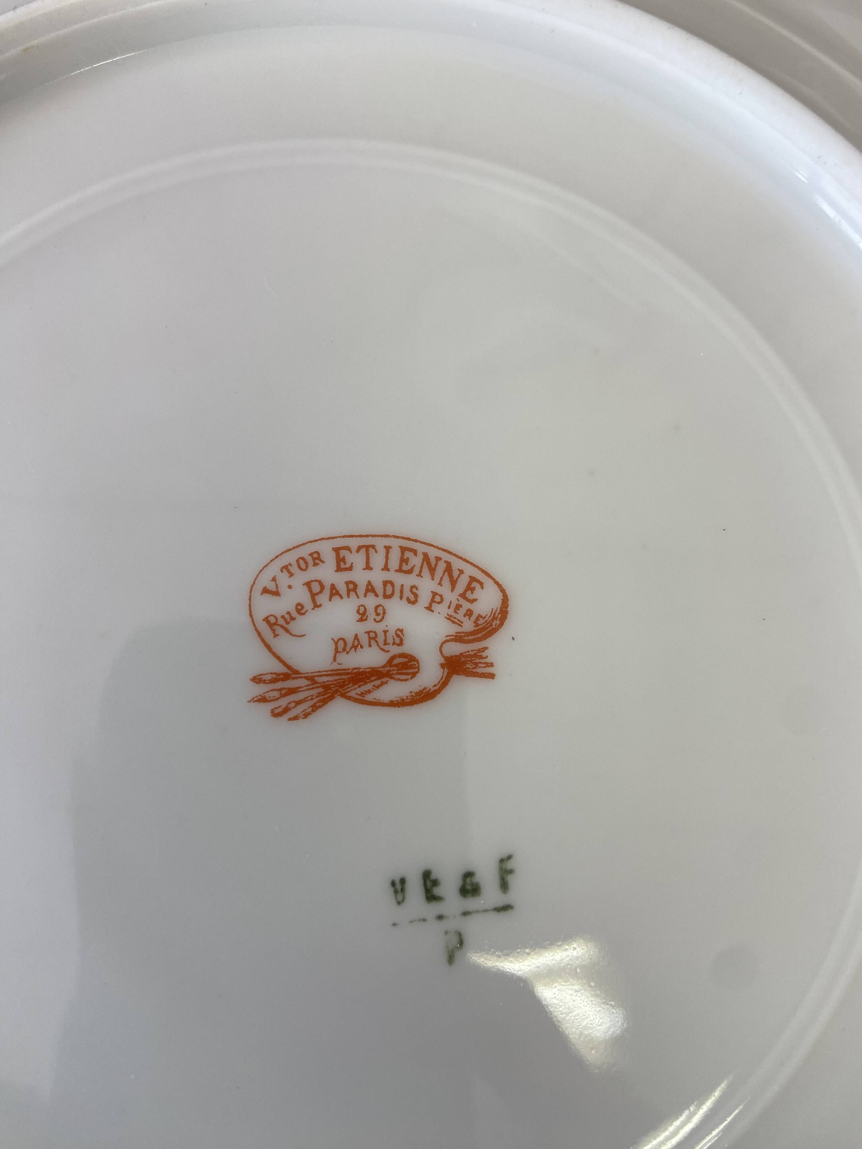 12 porcelain plates, 22cm diameter