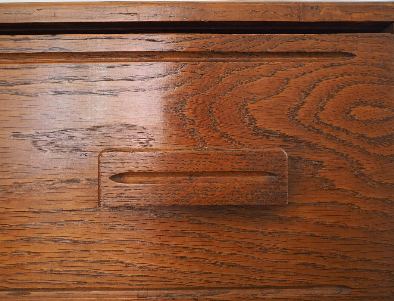 Commode en bois massif vintage