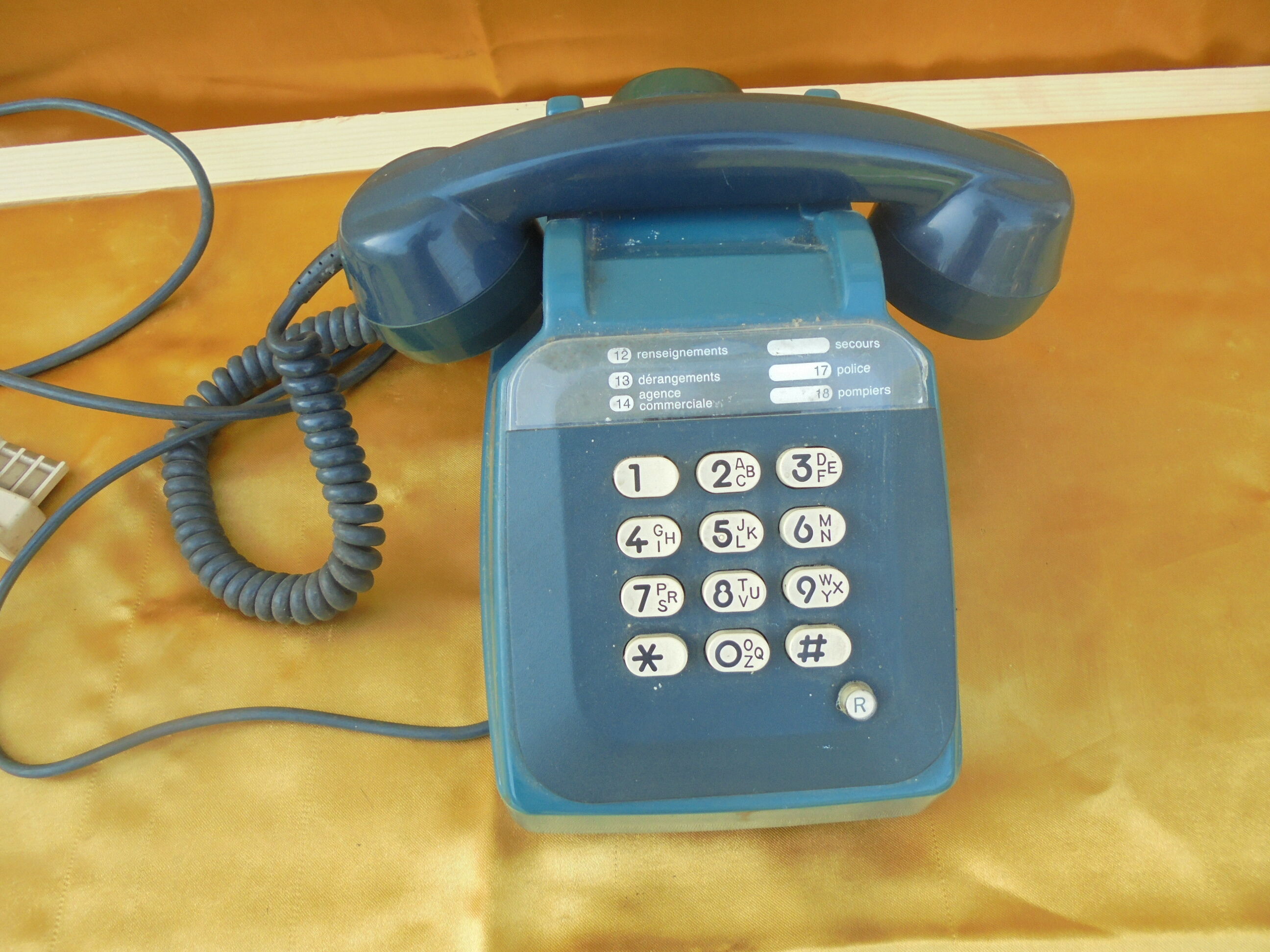 Telephone with touches bleu vintage socotel s63