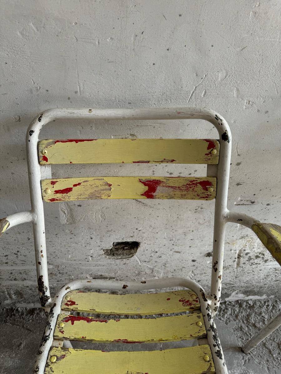 Vintage white metal and lacquered wood garden chairs from the 1970s — set of 3, multicoloured slats.