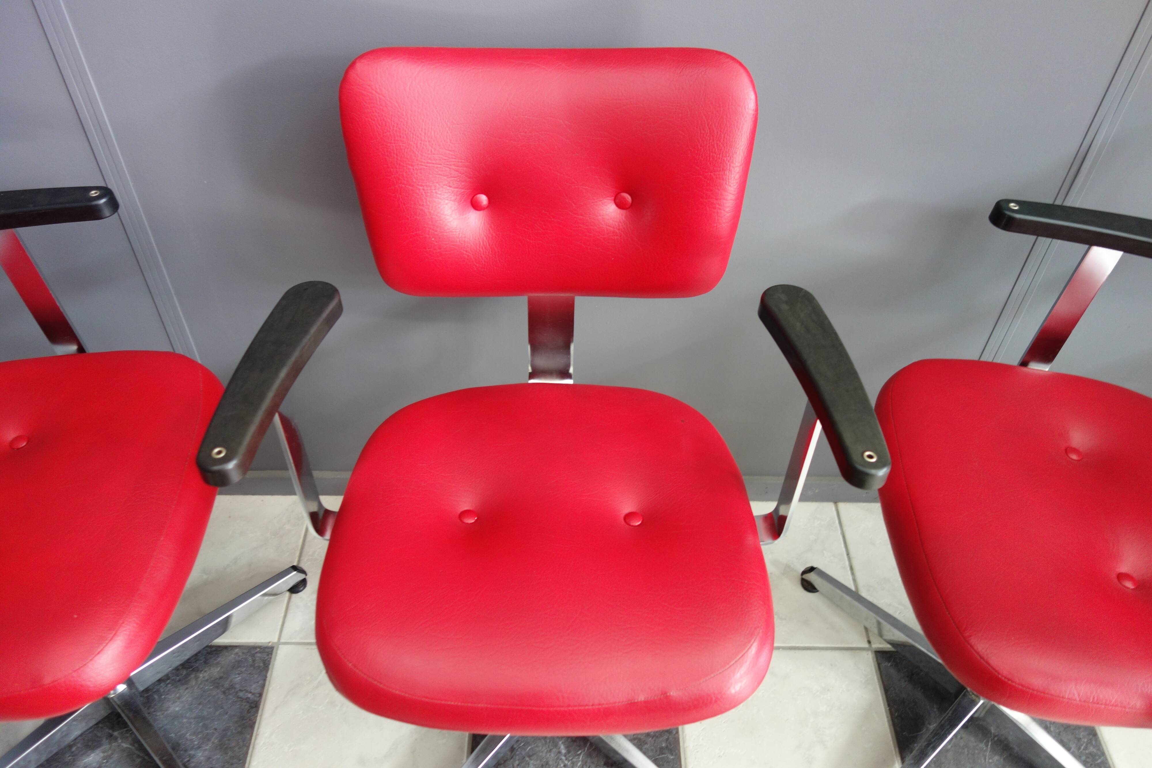 Quatre chaises de barbier en cuir rouge des années 1960 avec accoudoirs bakelite