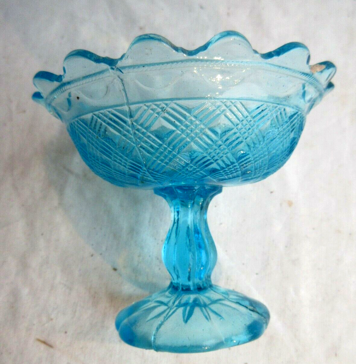 Wooden cup blue gridded glass: Vallérysthal or Portieux