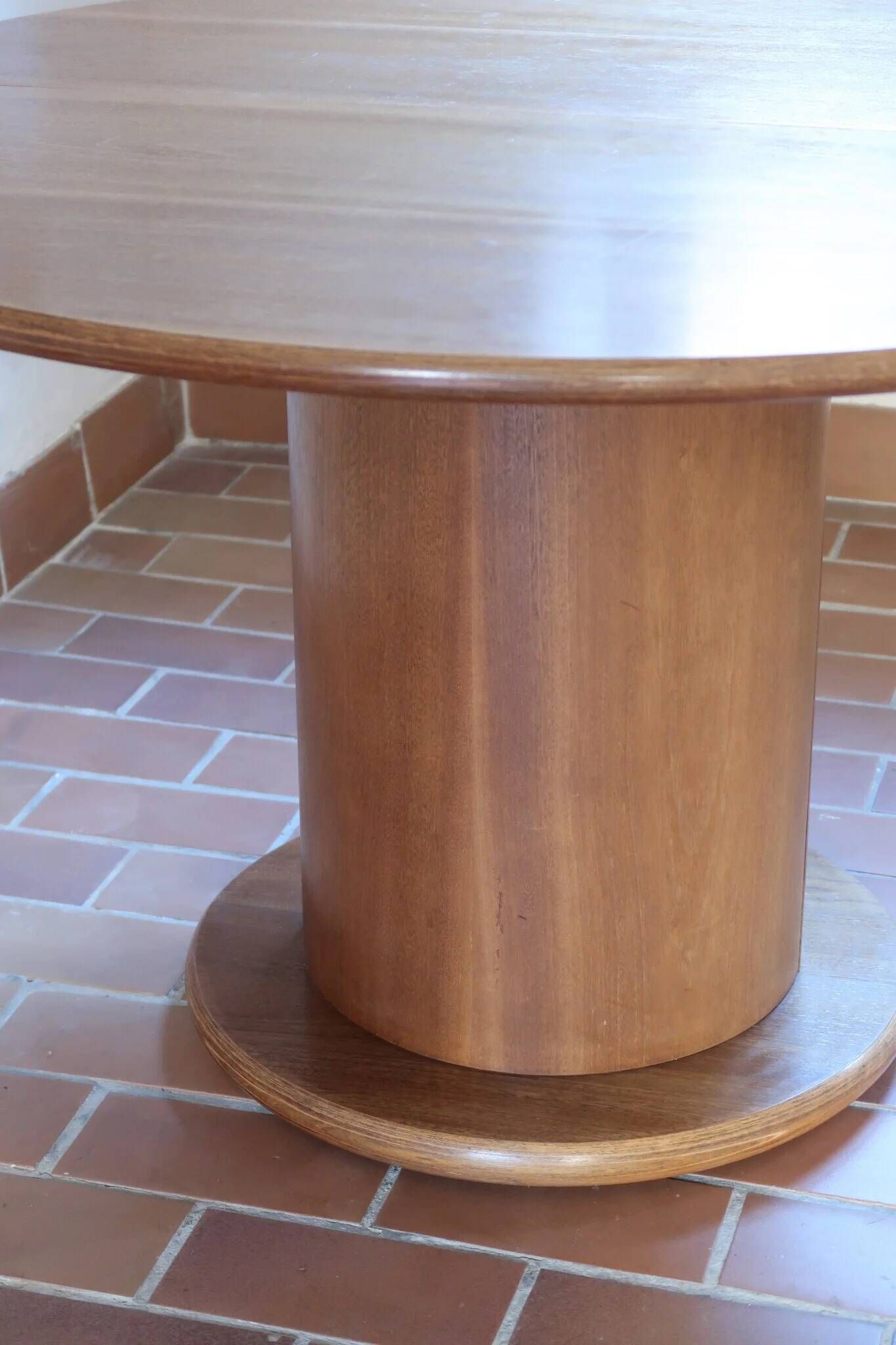 Round table with a central pedestal, light wood, 1990s.