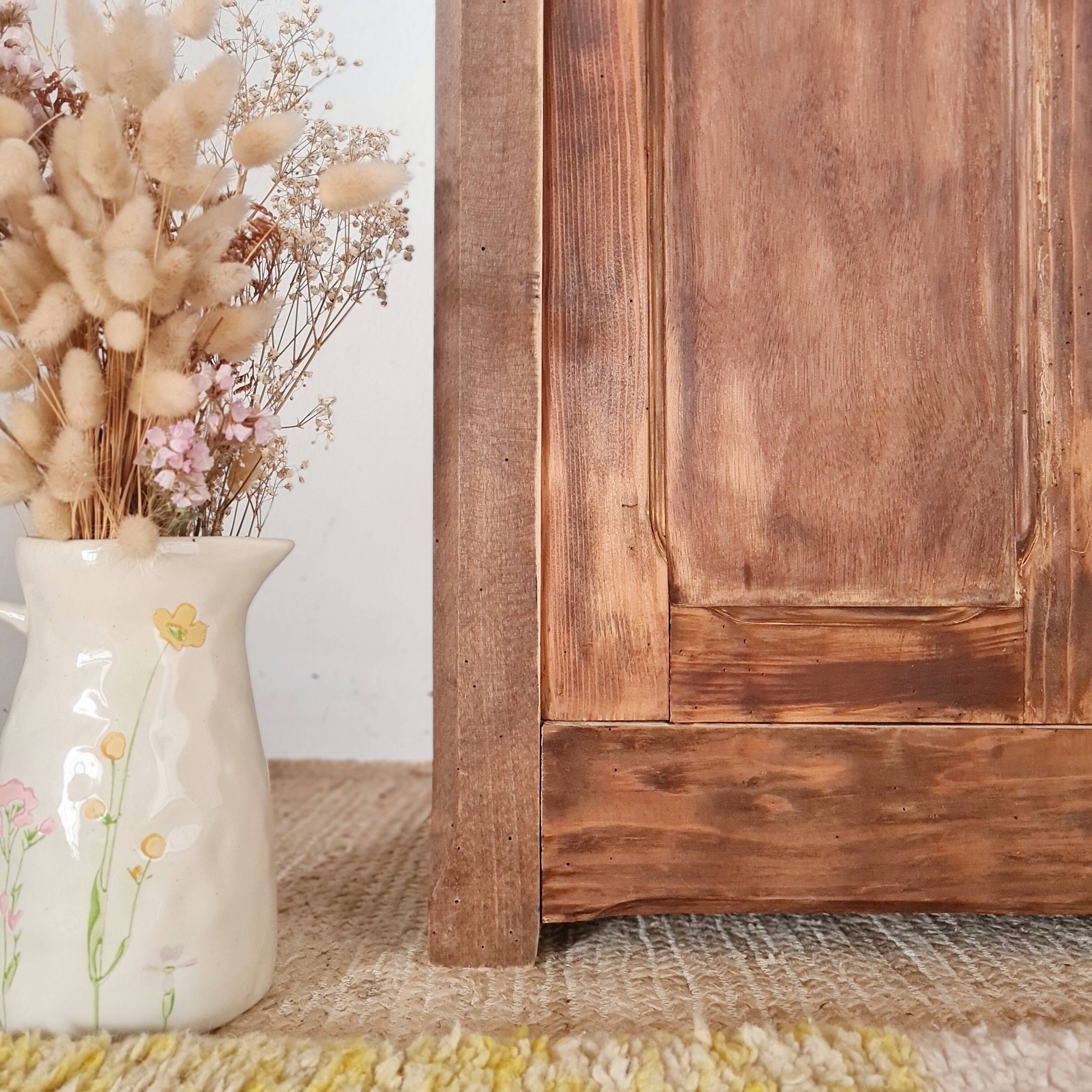 Buffet parisien bas ancien en bois patiné - intérieur fleuri