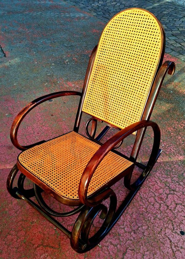 Fauteuil basculant dit rocking chair. Bois courbé et canage.