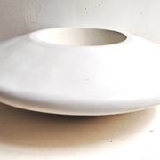 Jardinière en résine blanche forme soucoupe - mouvement futuriste