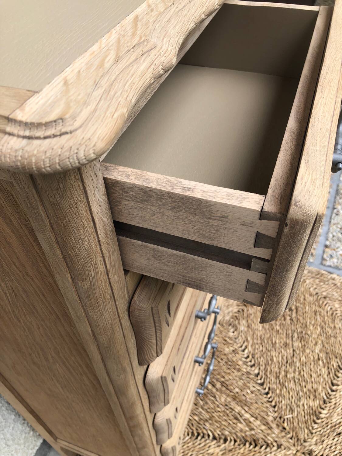 Raw wood chest of drawers with 5 drawers