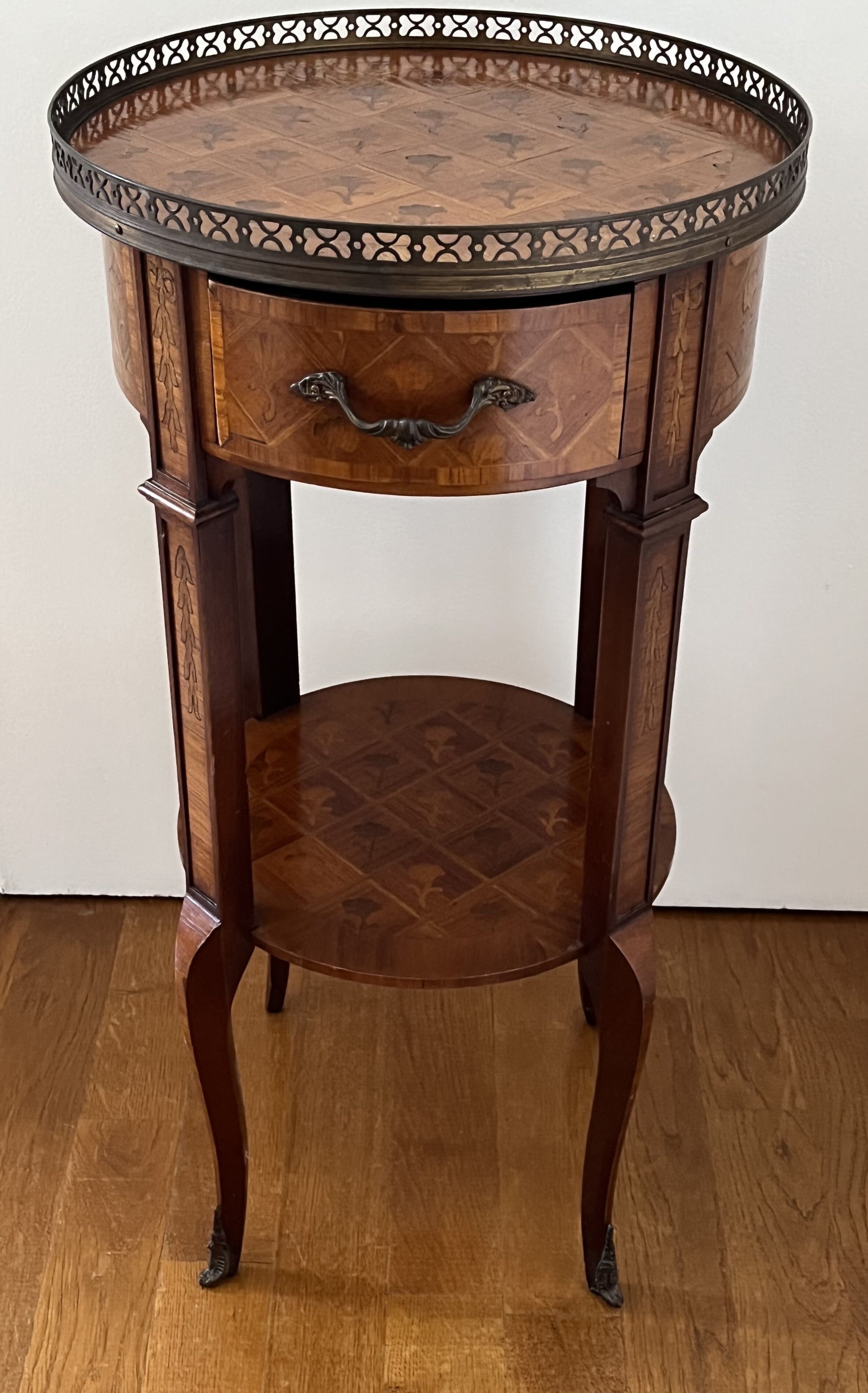 Table de chevet en marqueterie de bois