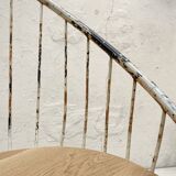 Fauteuil corbeille en métal et bois.