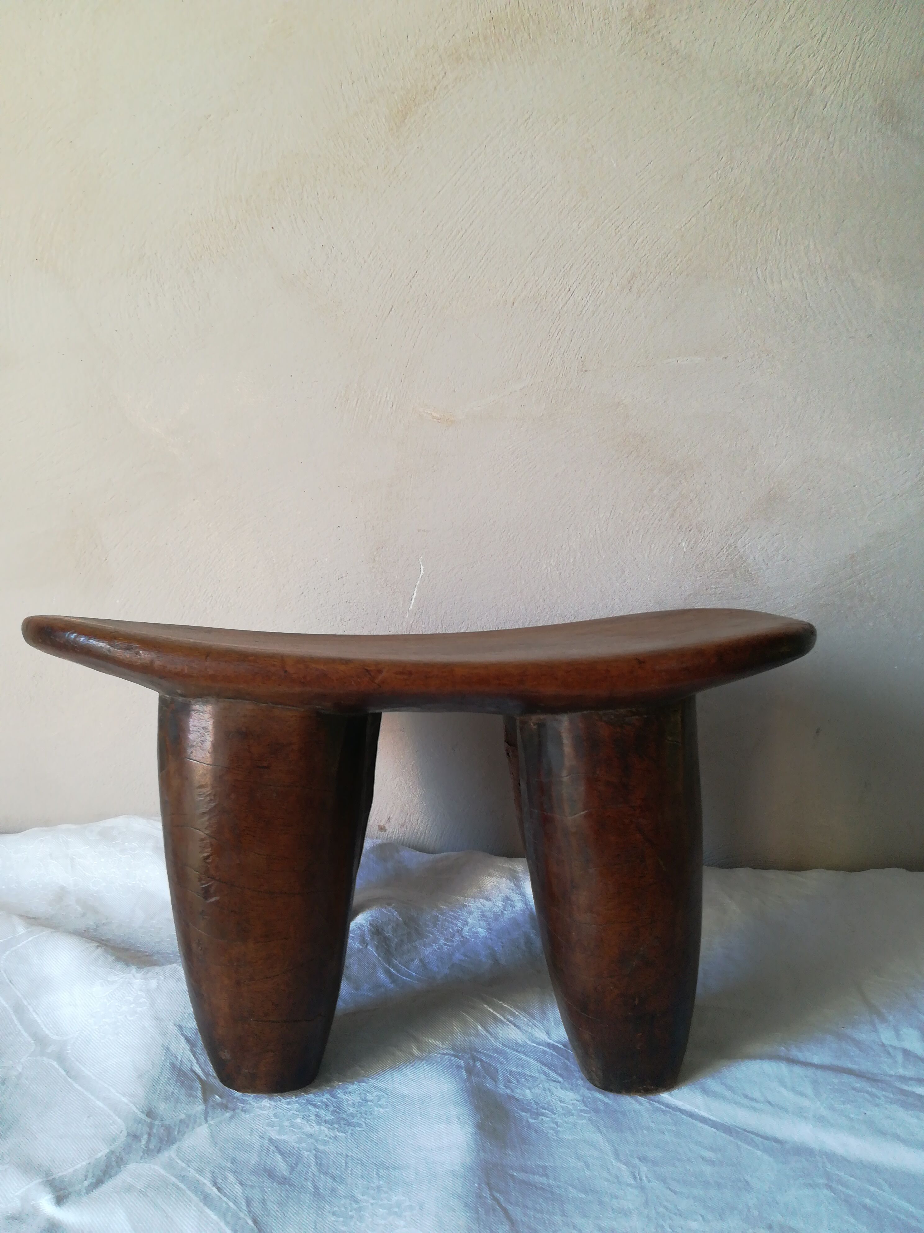 Tabouret where african head rests