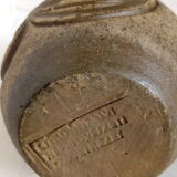 Vase en terre à motifs ciselés de Hongrie
