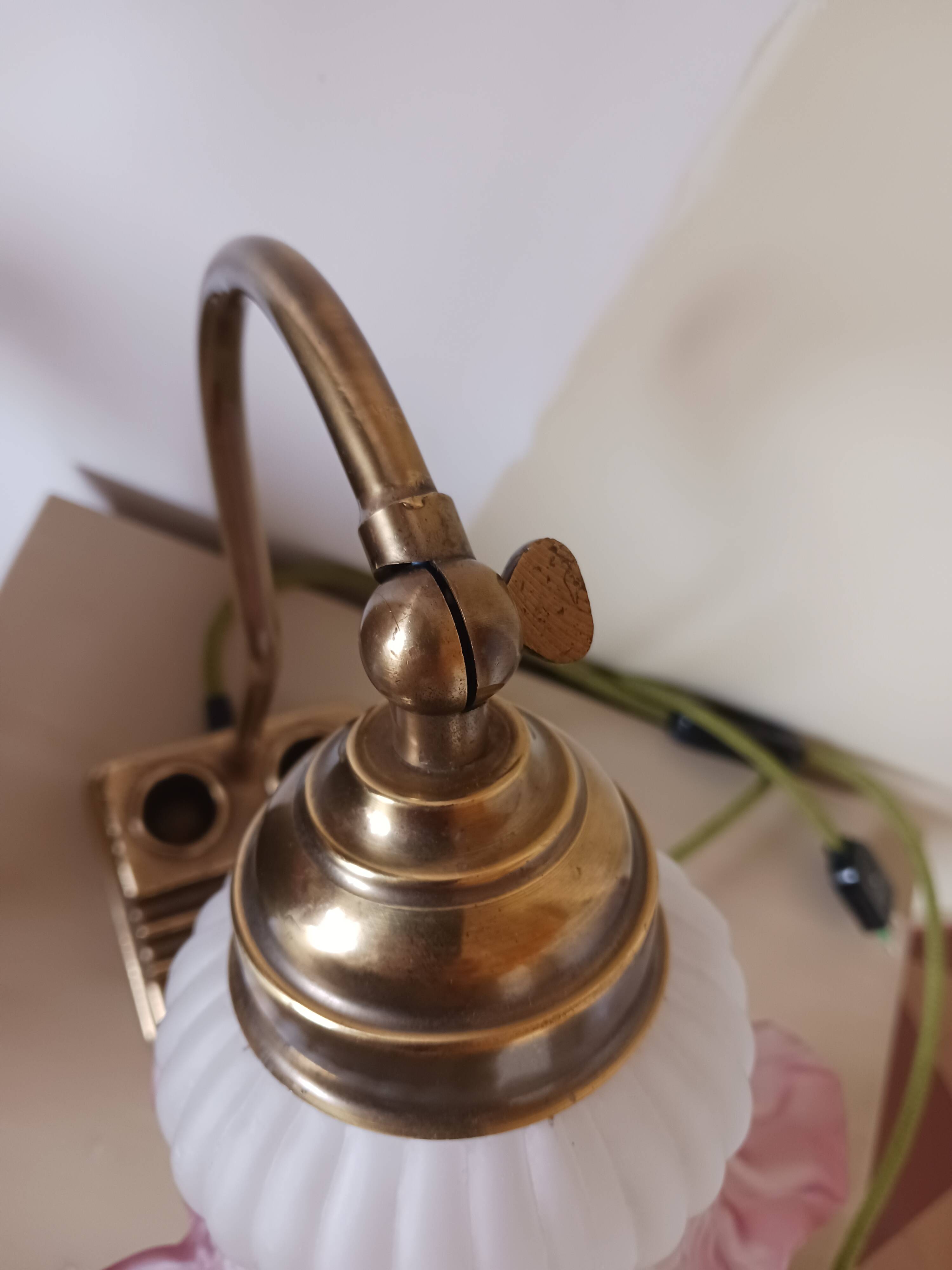 Lampe ancienne, de bureau , en opaline et laiton doré .