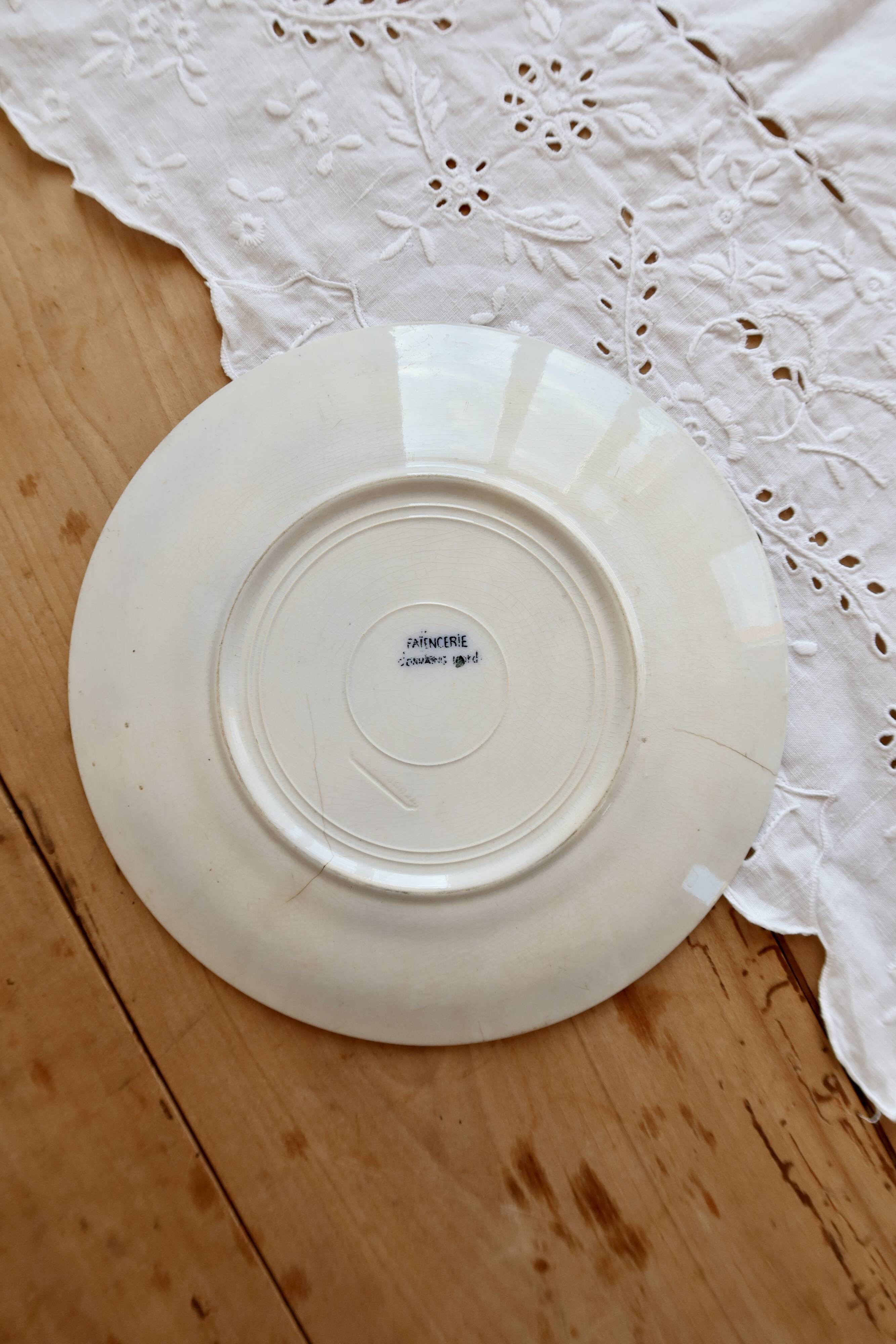 Assiette plate ancienne terre de fer - Onnaing - Décor végétal