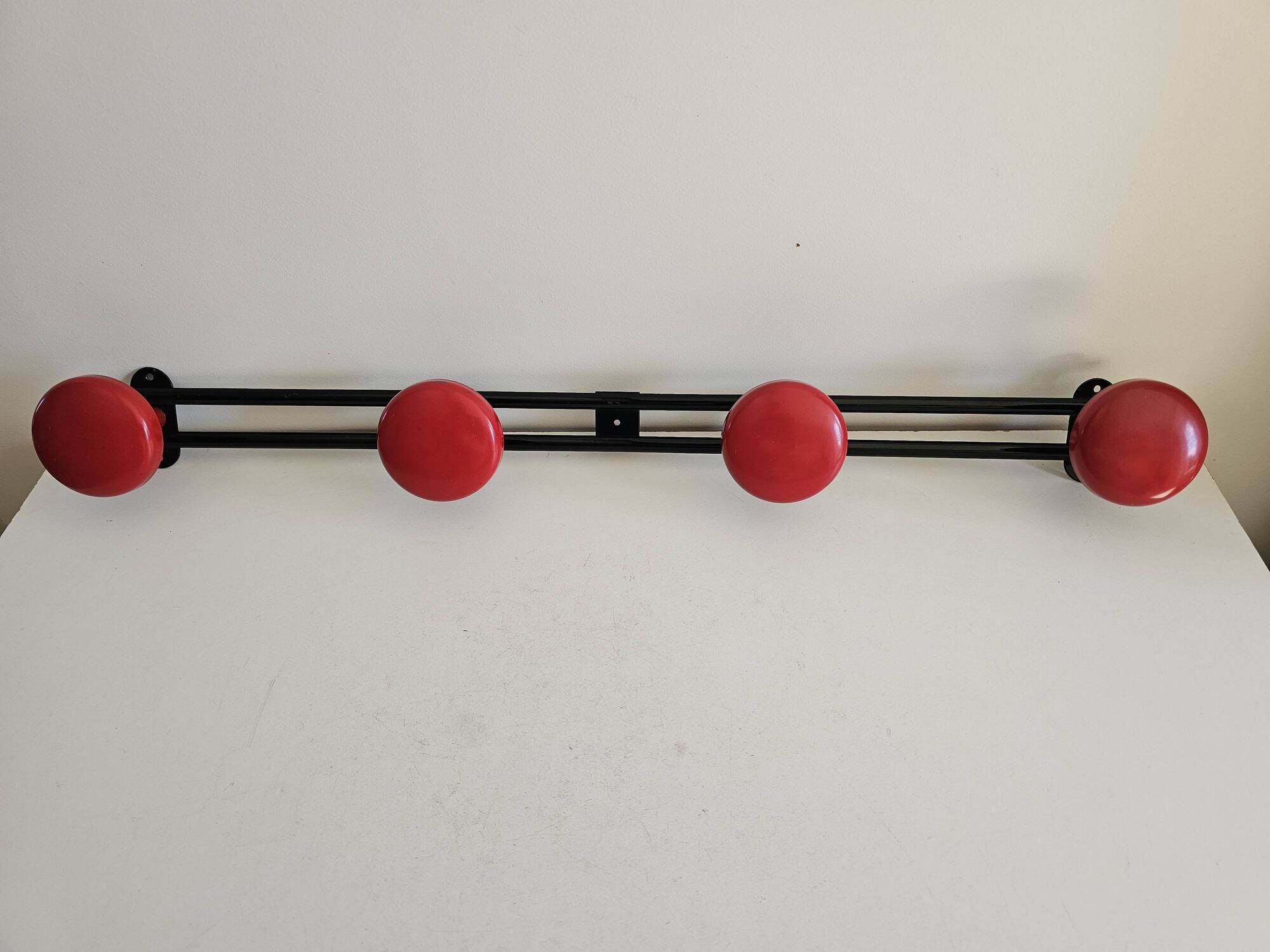 Wall-mounted coat rack in black and red metal (4 hooks)