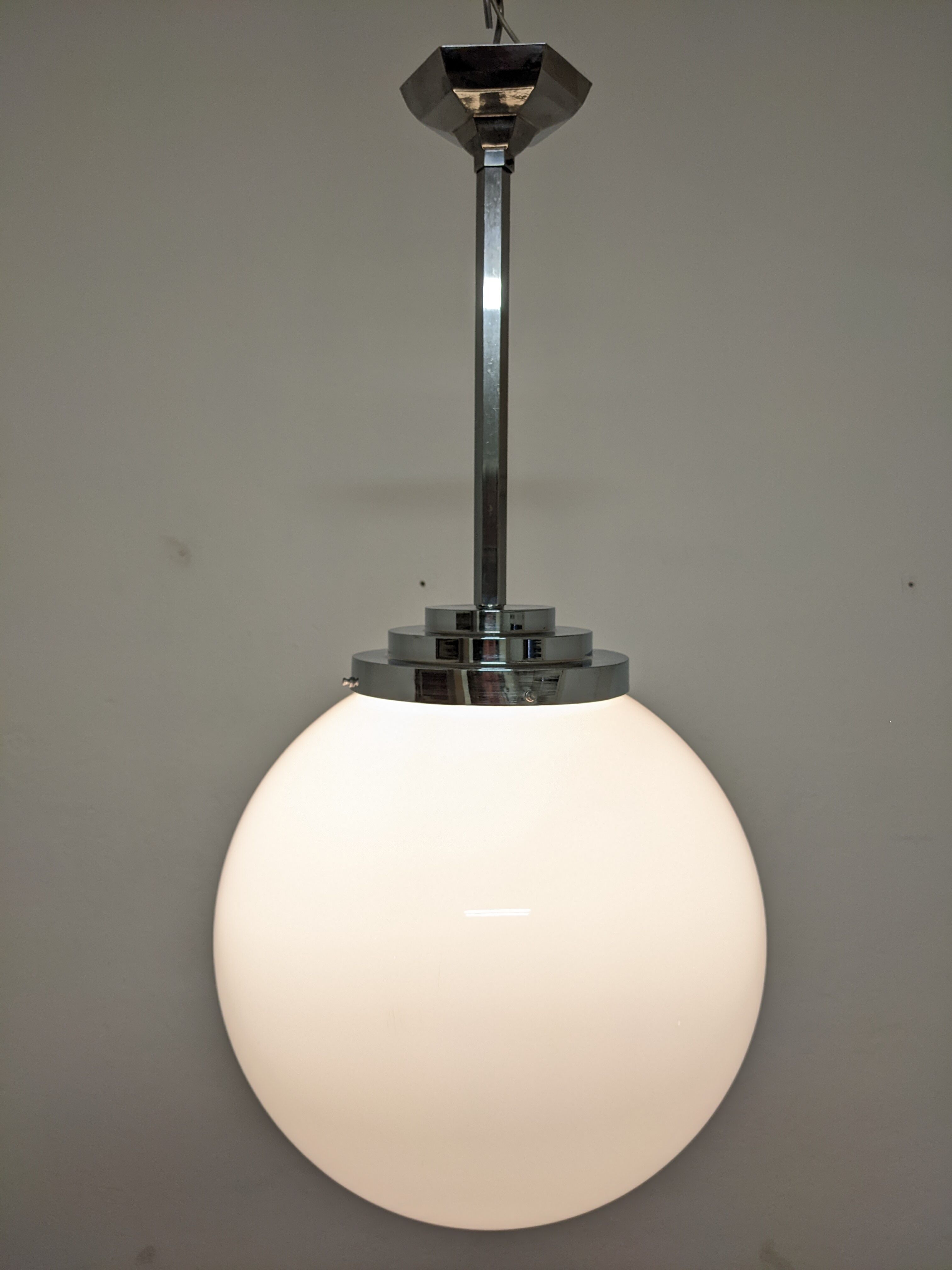 Ball suspension in opaline art deco