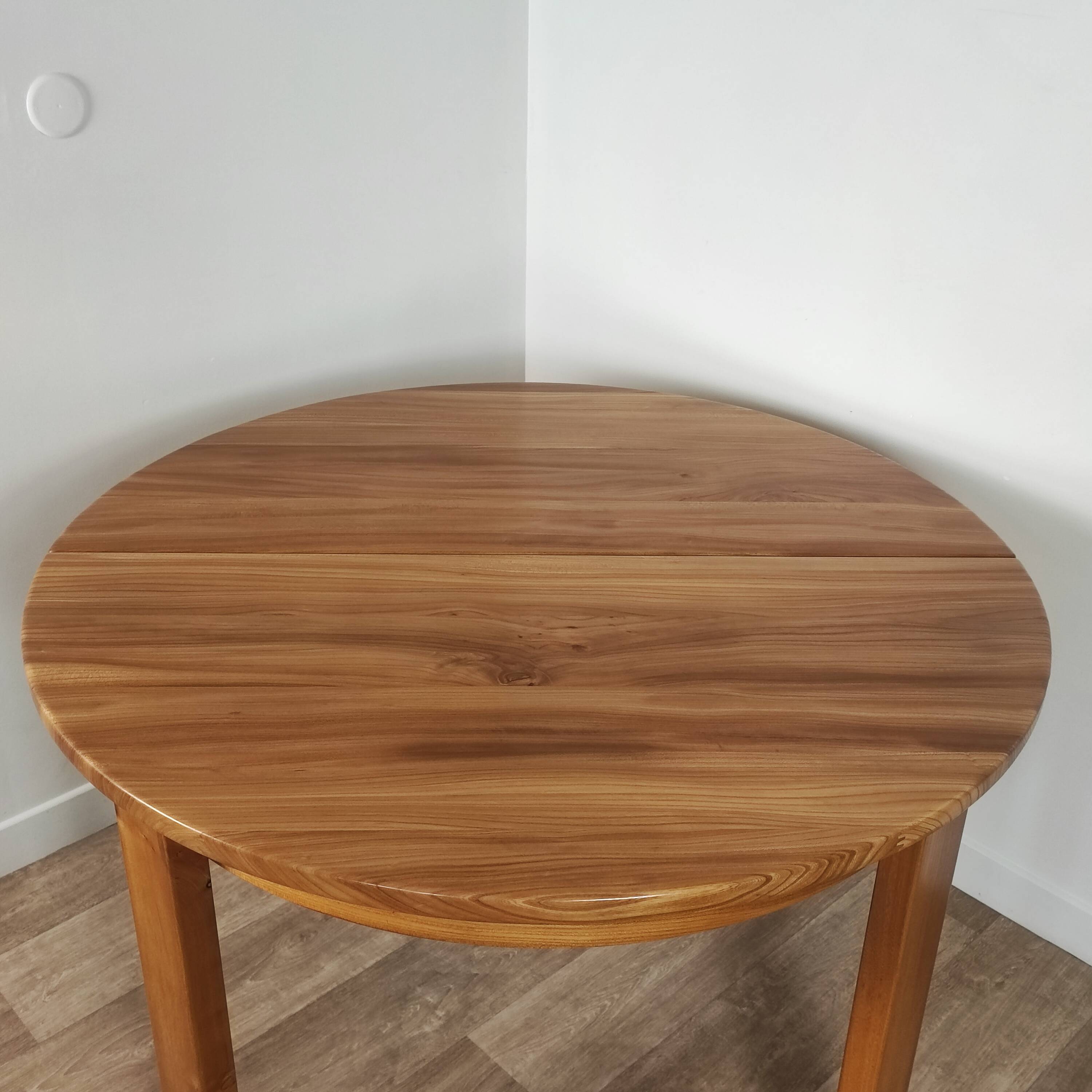 Round extendable elm table