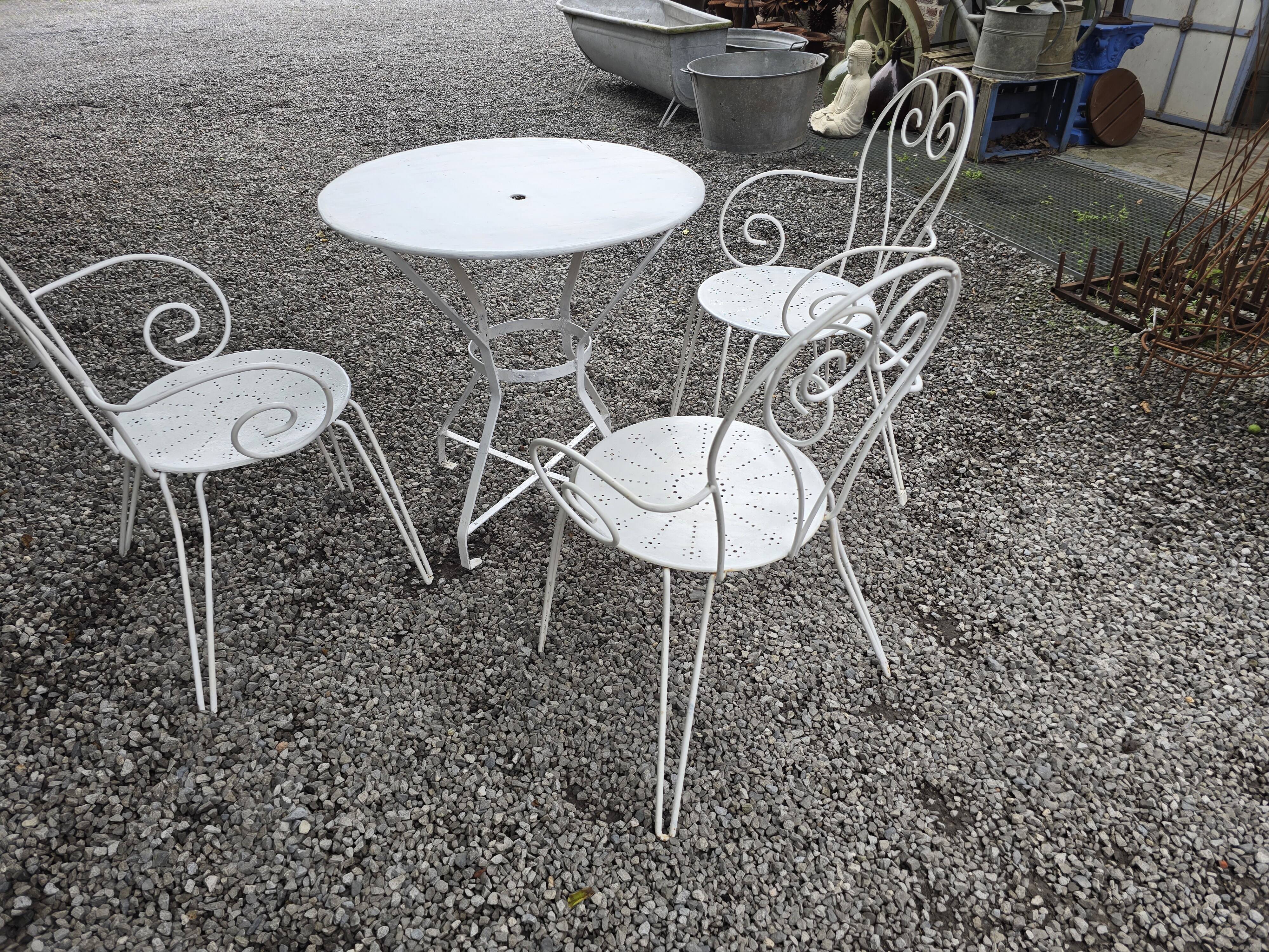 Salon de jardin en fer forgé , 1 table + 3 fauteuils