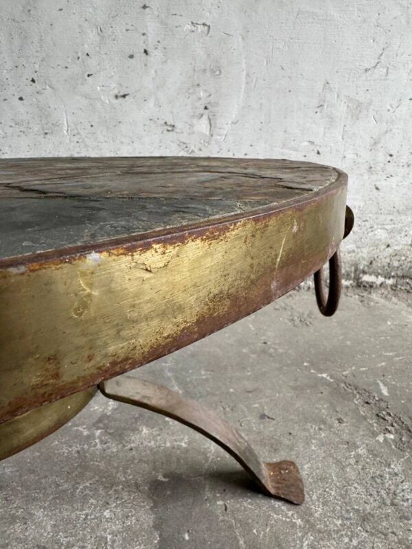 Table basse ronde brutaliste des années 1970 – Plateau en ardoise grise et piètement en fer forgé couleur cuivre