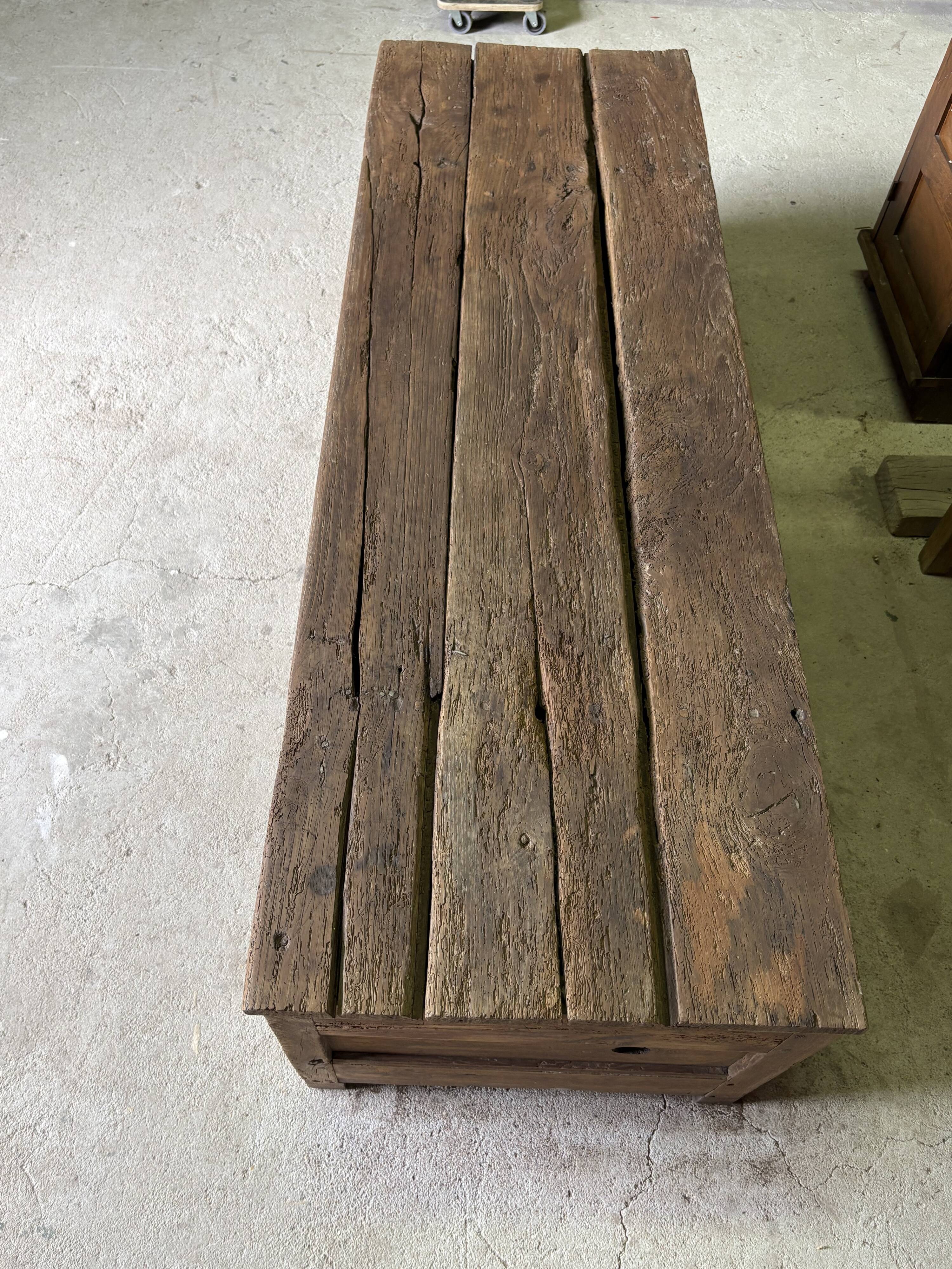 Maie ancienne en bois massif