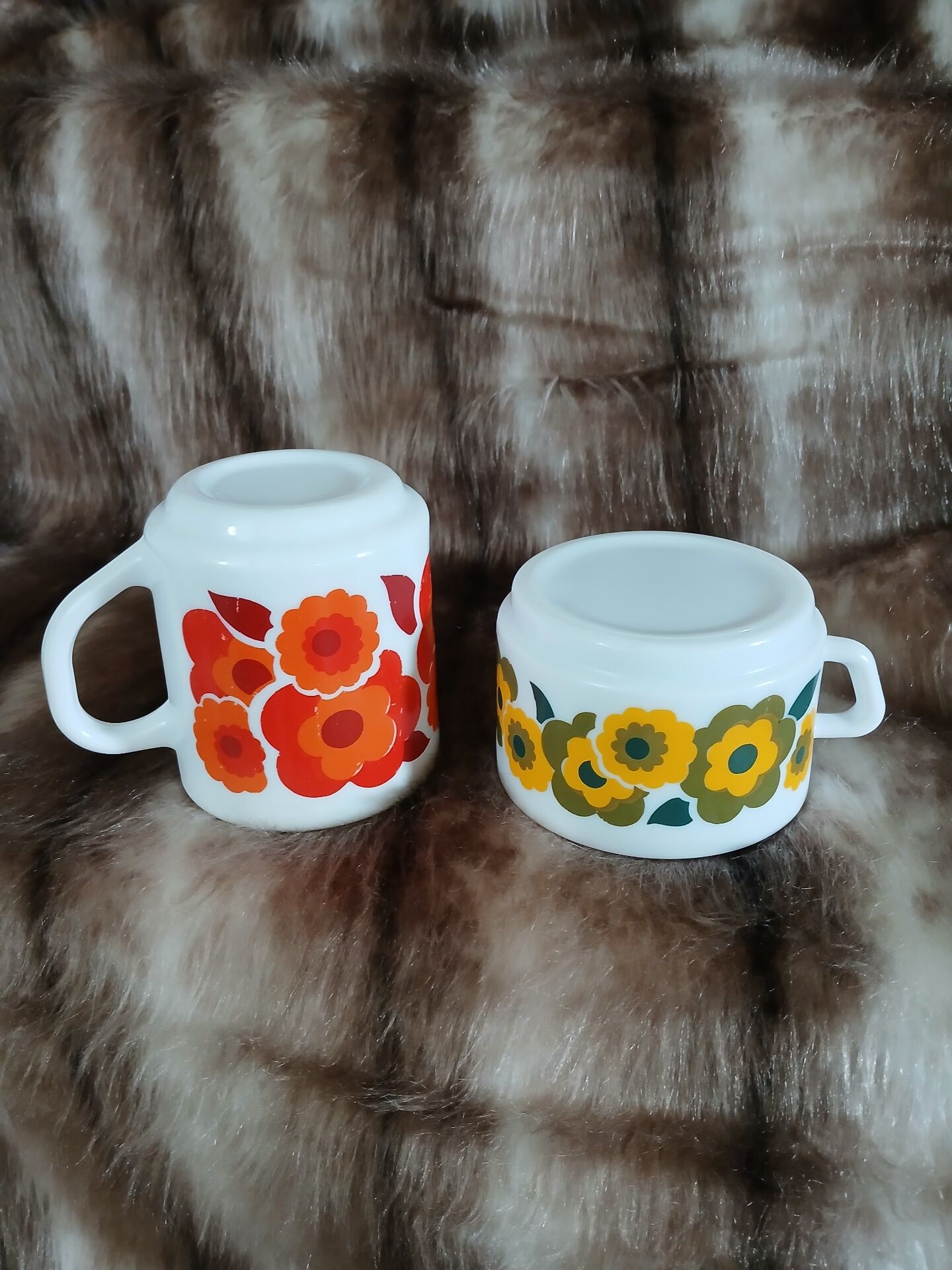 5 vintage cups in Arcopal/Lotus