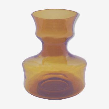 Vase en verre jaune suédois