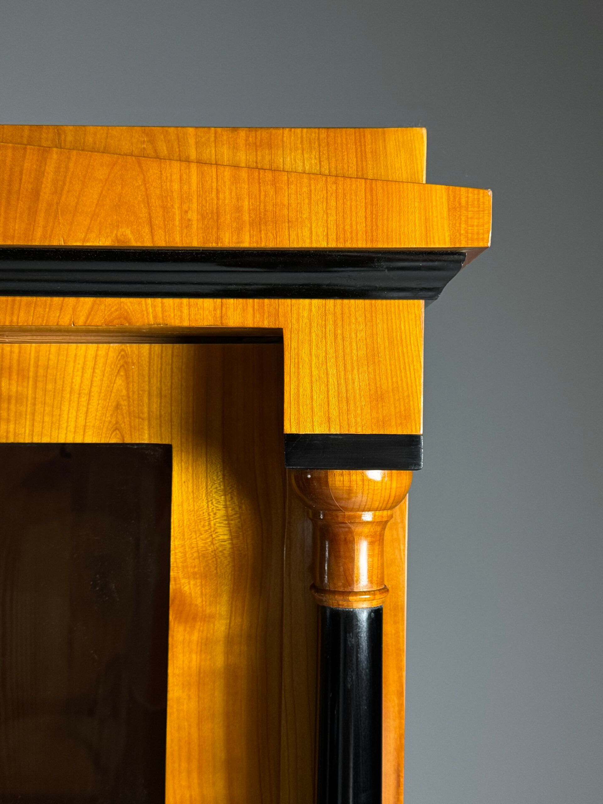 Vitrine Biedermeier allemande du 19e siècle