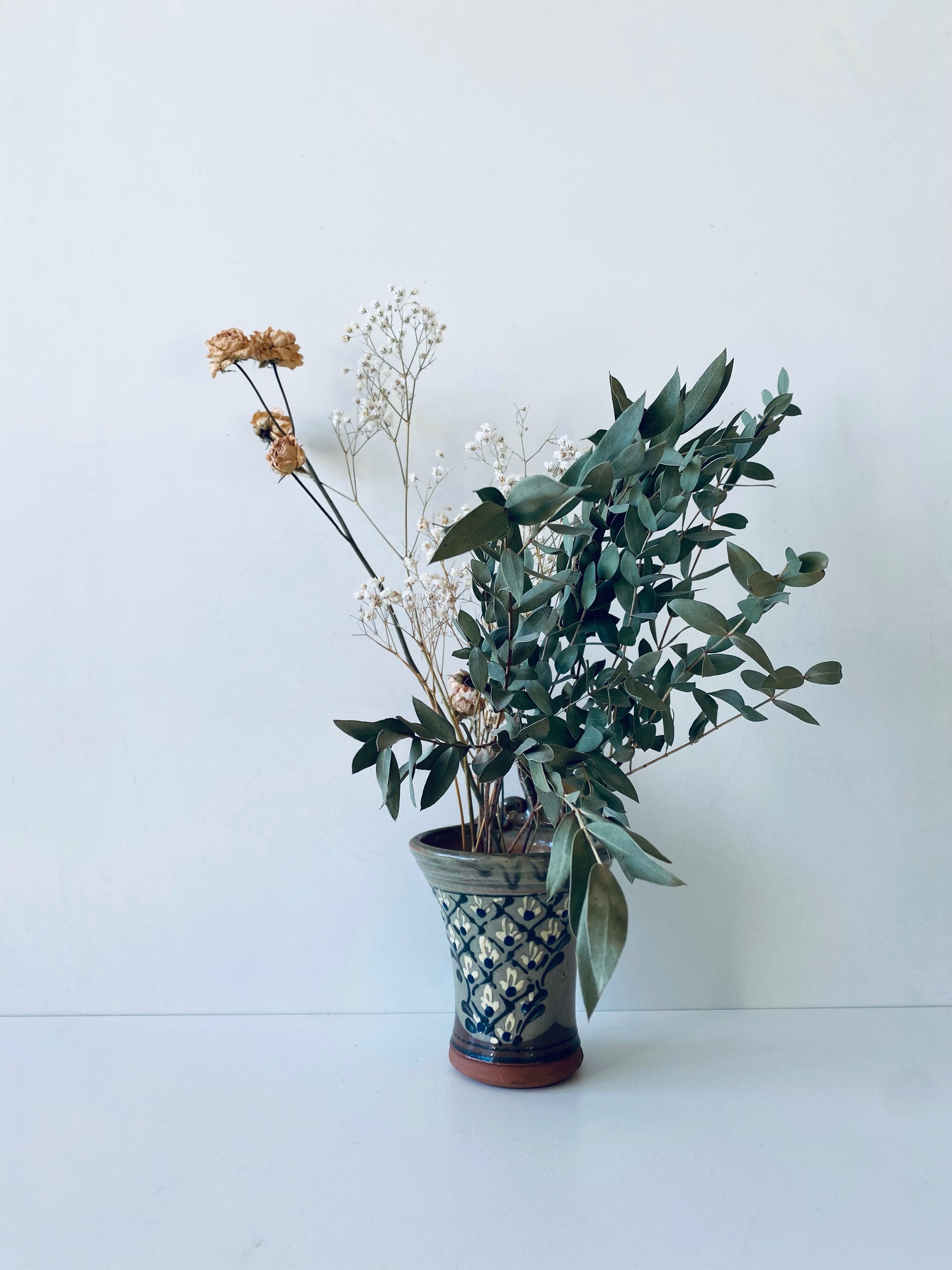 Wall-mounted or laying kitchen pot