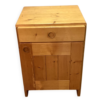 Bedside table / small chest of drawers in pine by Charlotte Perriand, Les Arcs