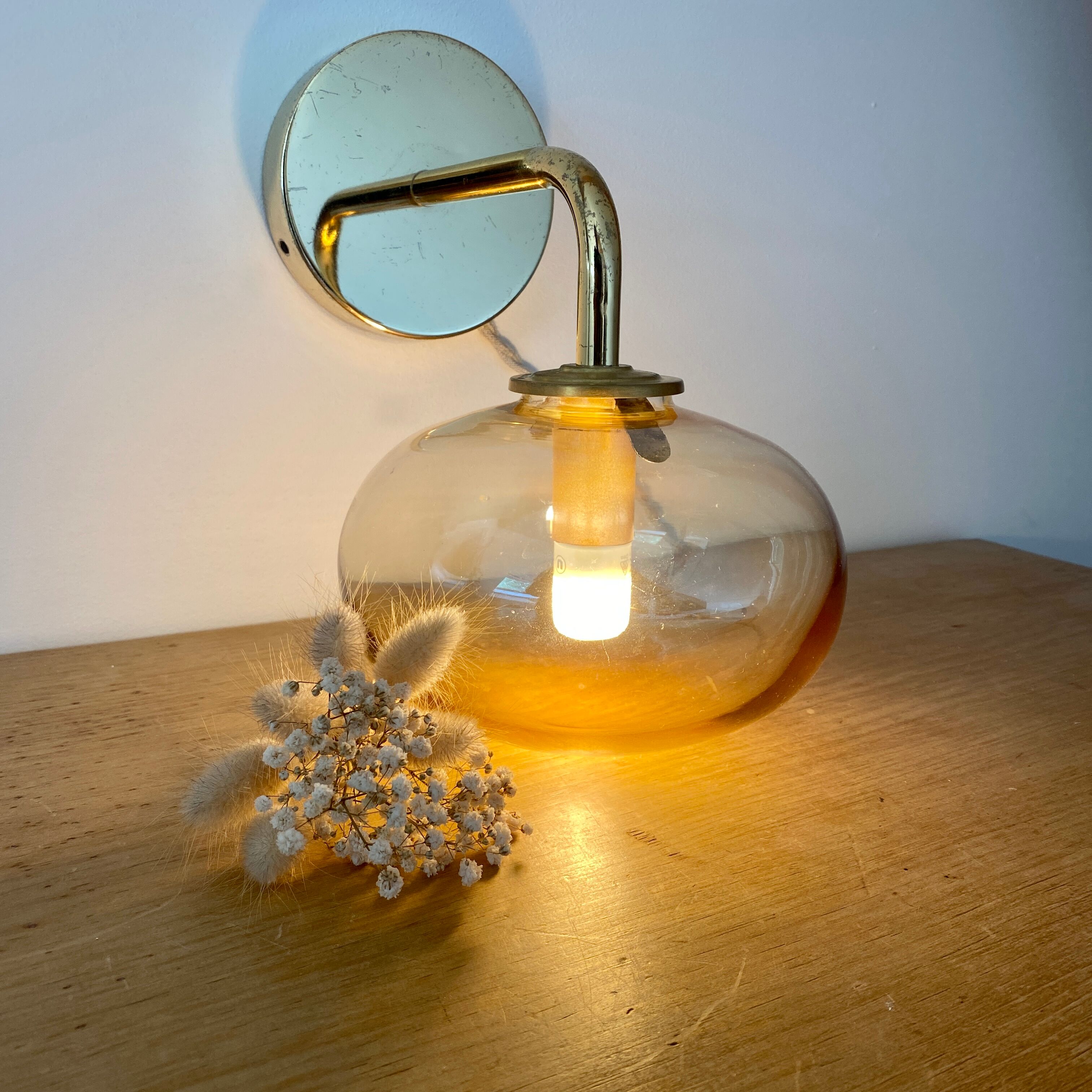 Applique globe vintage en verre ambré
