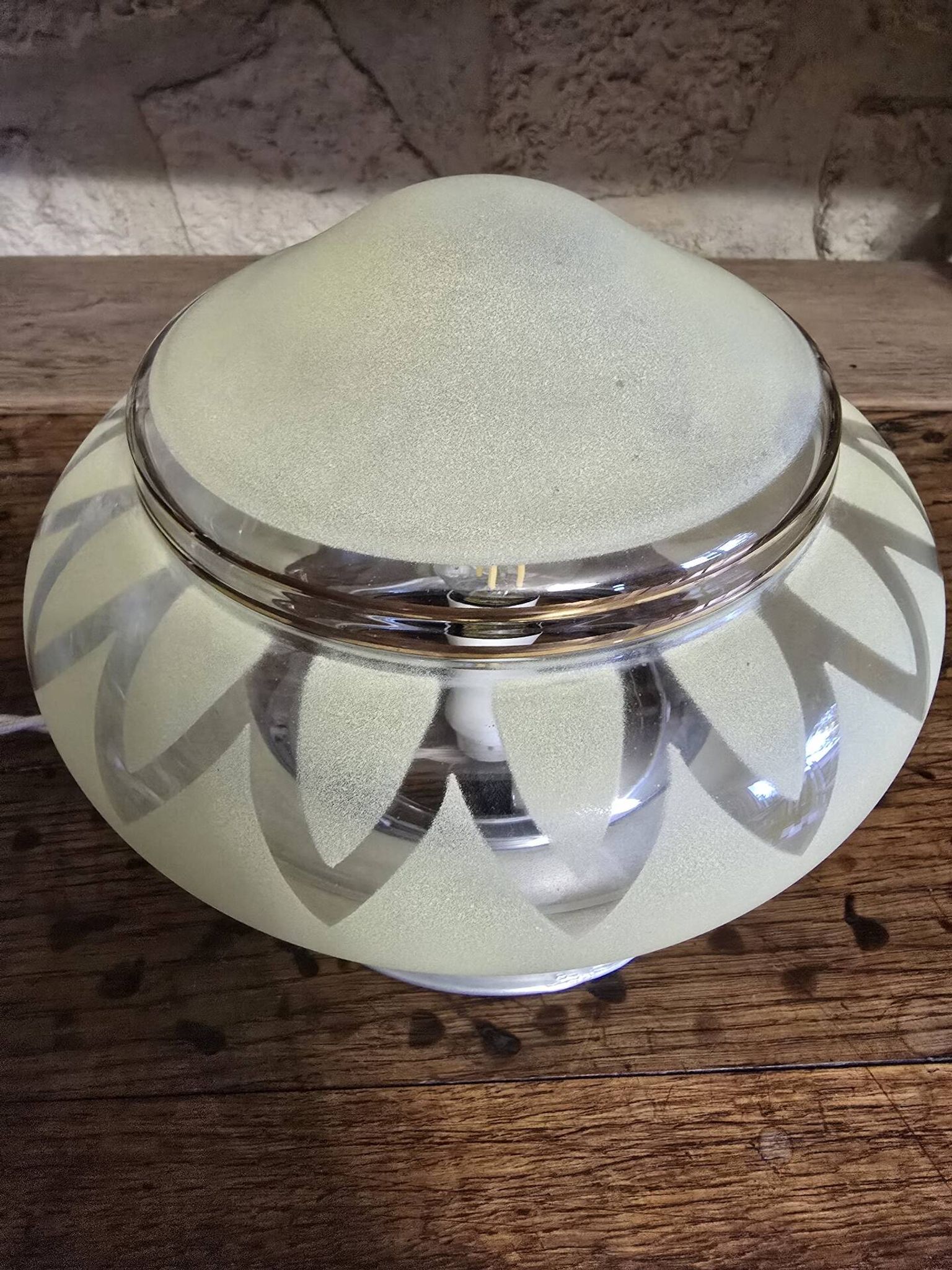 Vintage table lamp Globe saucer in frosted yellow glass with a trim.
