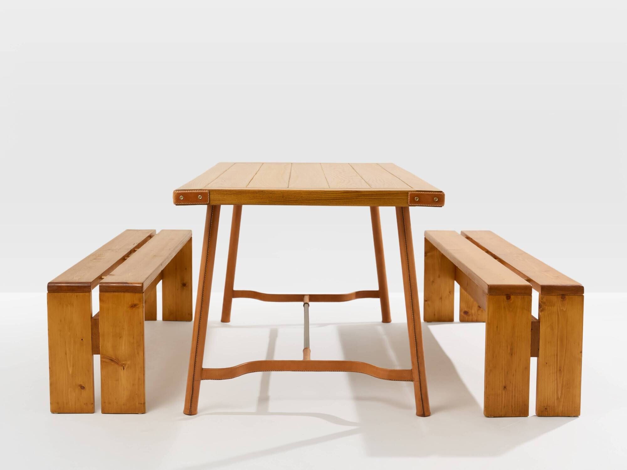 Paire de bancs Charlotte Perriand en pin Les Arcs 1970