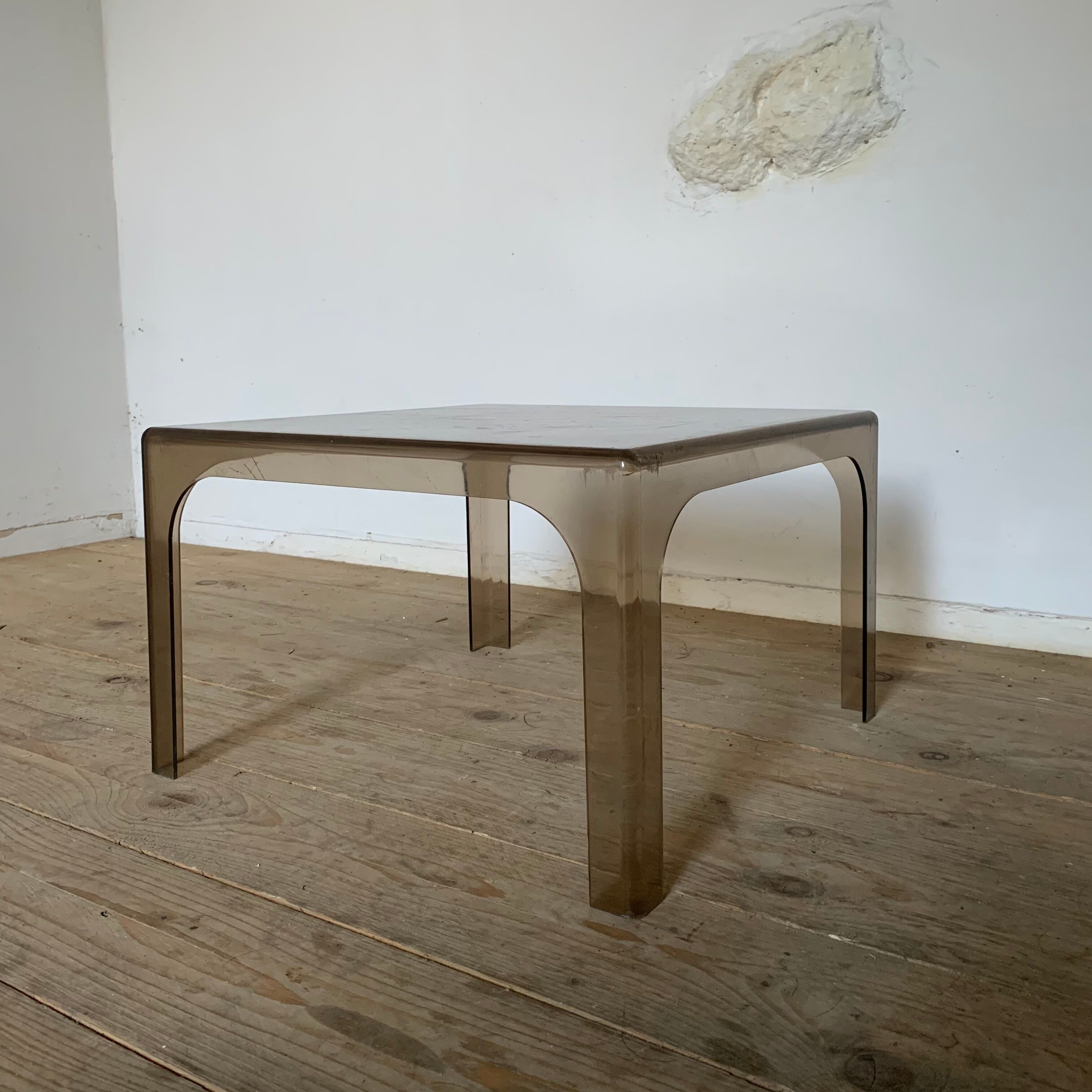 Table plexiglass fumé vintage