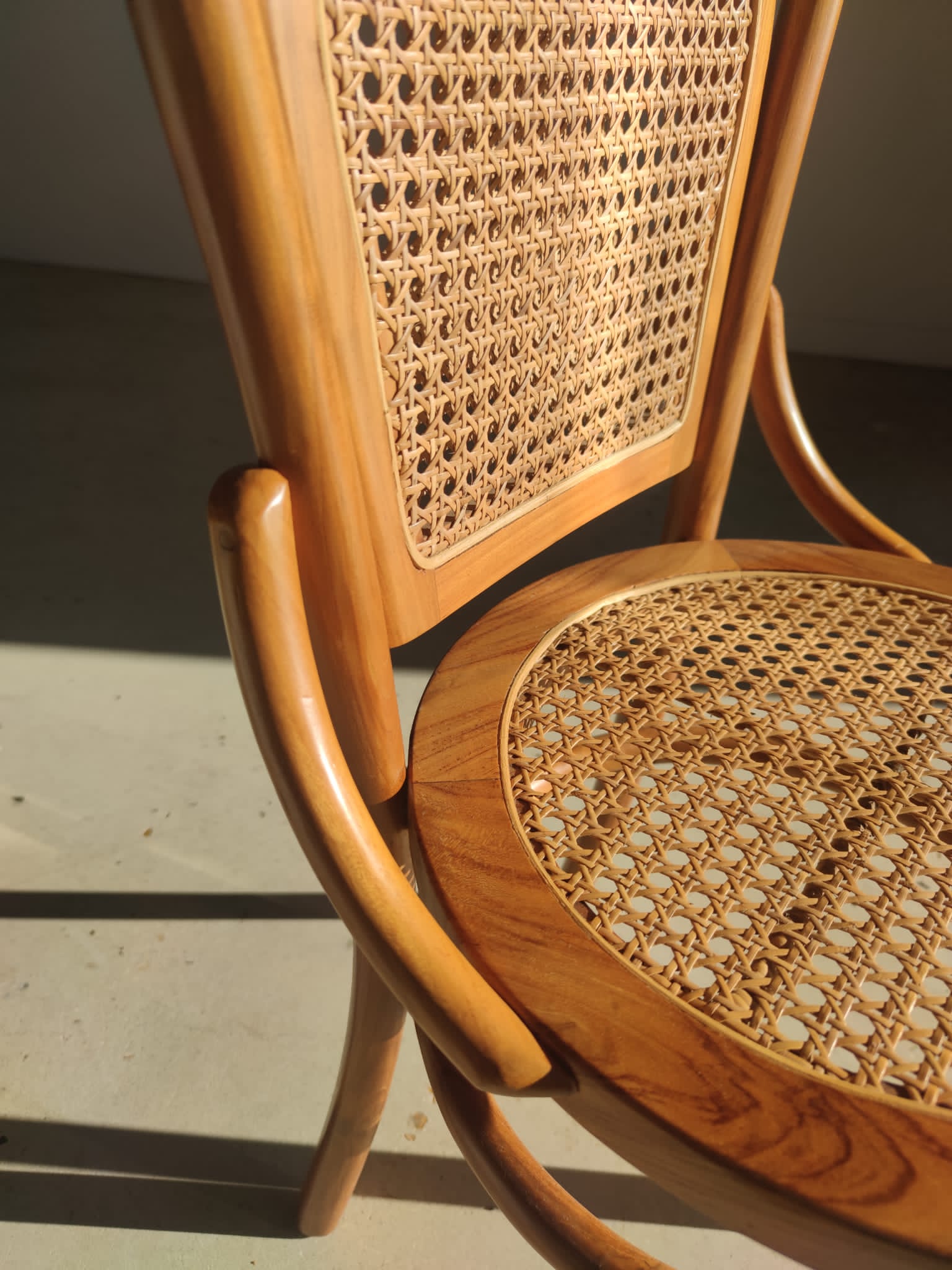 Chaise cannée en bois naturel