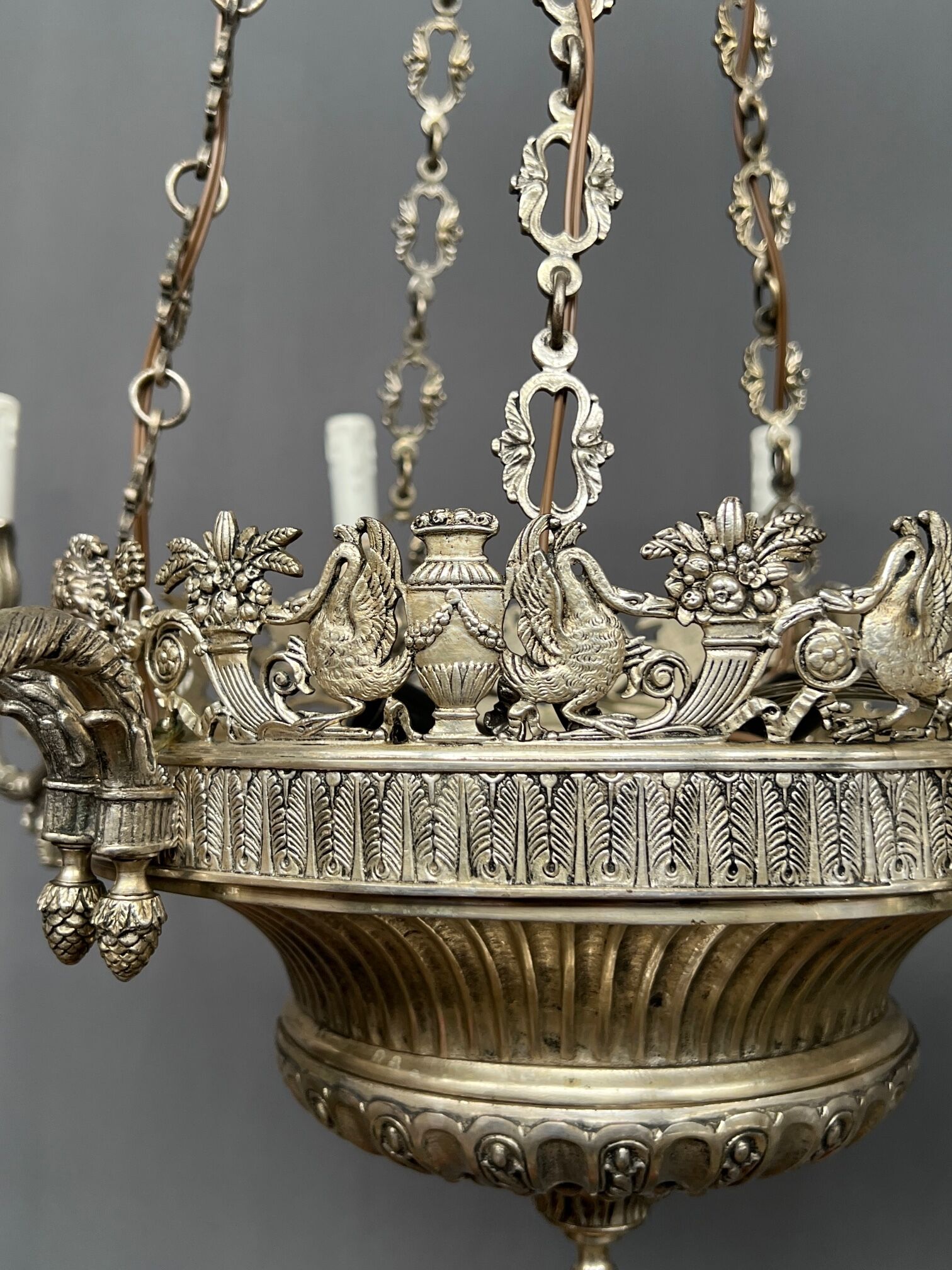 Grand lustre ancien rare en bronze massif argenté de style Empire 12 points lumineux.
