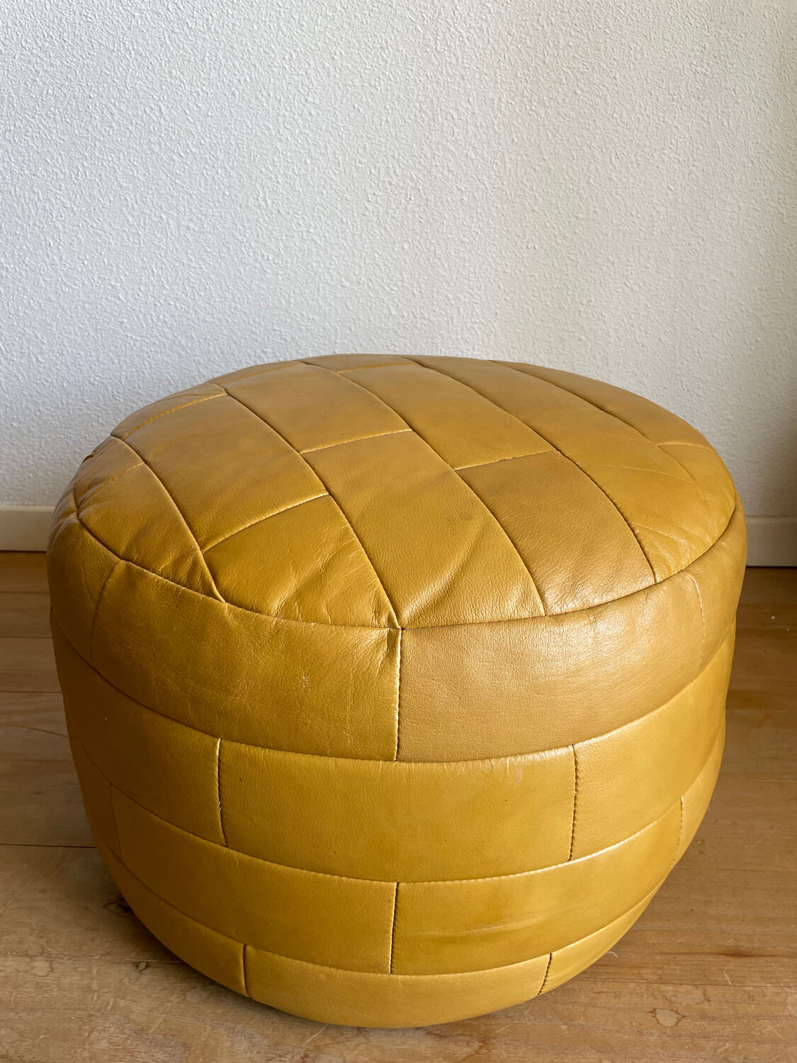 2 poufs moutarde patchwork en cuir de Sède