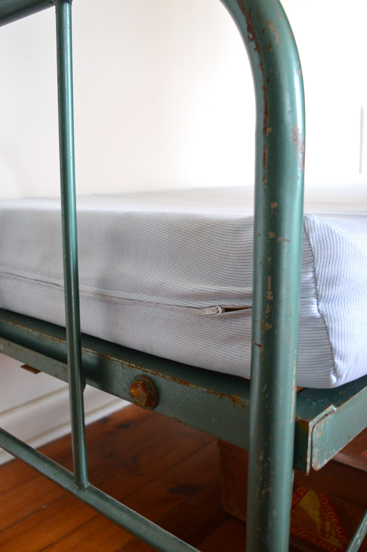 Foldable metal extra bed