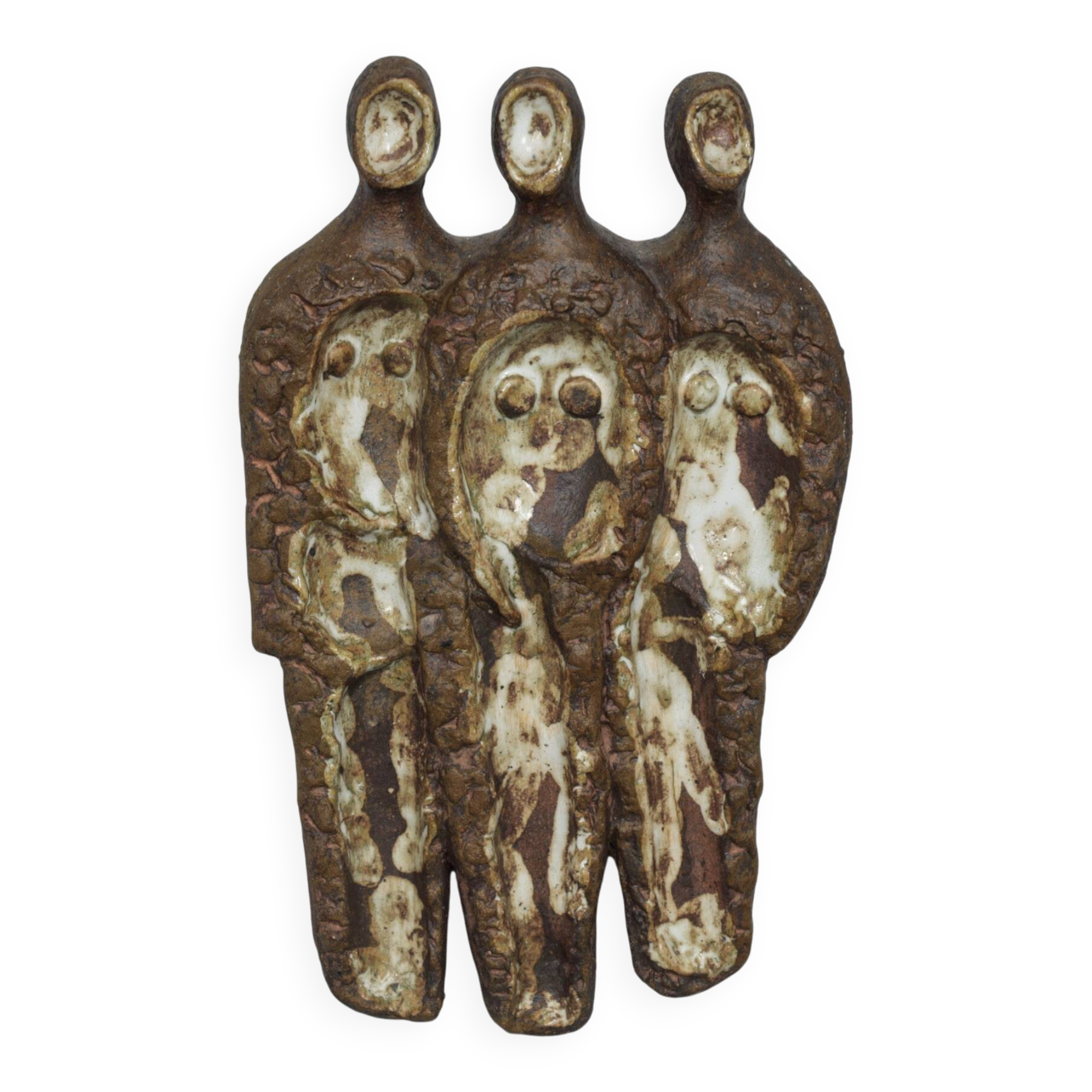 Relief mural en céramique brutaliste avec trois figures, signé AR, années 1970.