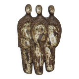 Relief mural en céramique brutaliste avec trois figures, signé AR, années 1970.